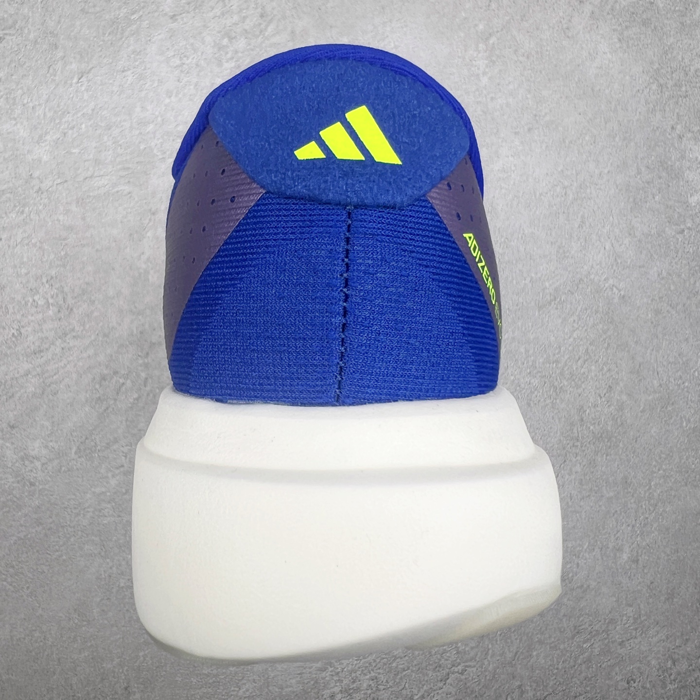 图片[8]-AD Adizero Eva SL M 零度进化版系列低帮轻便透气竞速休闲运动慢跑鞋 JR3414 相信大家对去年 adidas 横空出世的「顶级超跑」adiZero Adios Pro EVO 1 记忆犹新！不仅登顶阿迪史上最轻跑鞋宝座，更在接下来的全球马拉松赛事中，持续书写着惊人成绩，被网友戏称新一代「阿迪神鞋」全网刷屏！极简设计语言与强烈速度感和存在感的鞋侧三线，让人过目不忘，特别种草！其中定位于中长跑训练的 adidas Adizero Evo SL，整体外观造型与 adiZero Adios Pro EVO 1 非常相似。中底配置方面搭载全掌 Lightstrike Pro，鞋面采用透气网面示人，契合日常训练鞋的定位，更加耐用。外底给到了马牌橡胶，及类似上代竞速旗舰 adidas Adizero Adios Pro 3 区域分布。整体看下来无论是外观的鲜明辨识度，还是配置的扎实程度都很顶。尺码：36 36⅔ 37⅓ 38 38⅔ 39⅓ 40 40⅔ 41⅓ 42 42⅔ 43⅓ 44 45-选品中心