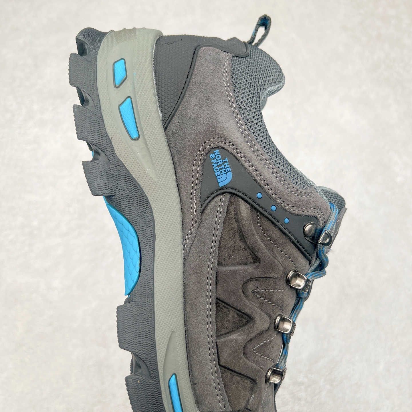 图片[6]-The North Face 北面乐斯菲斯户外运动休闲登山鞋越野徒步鞋 广东大厂品质 面料采用进口磨砂牛皮 鞋底采用Vibram黄金大底 专门为鞋底设计的橡胶以出色的耐磨性 良好的防滑性或得不少户外运动爱好者的喜欢 专业户外登山品牌（北面）The North Face自1966年创立，由两位热爱登山徒步的年轻登山者于美西旧金山开创，不断透过研发与创新，并且将最先进的技术结合在服装与鞋款设计，生产多种外型帅气且专业能力非常强的户外运动装备而备受欢迎。尺码：39-45（运动鞋码）-选品中心