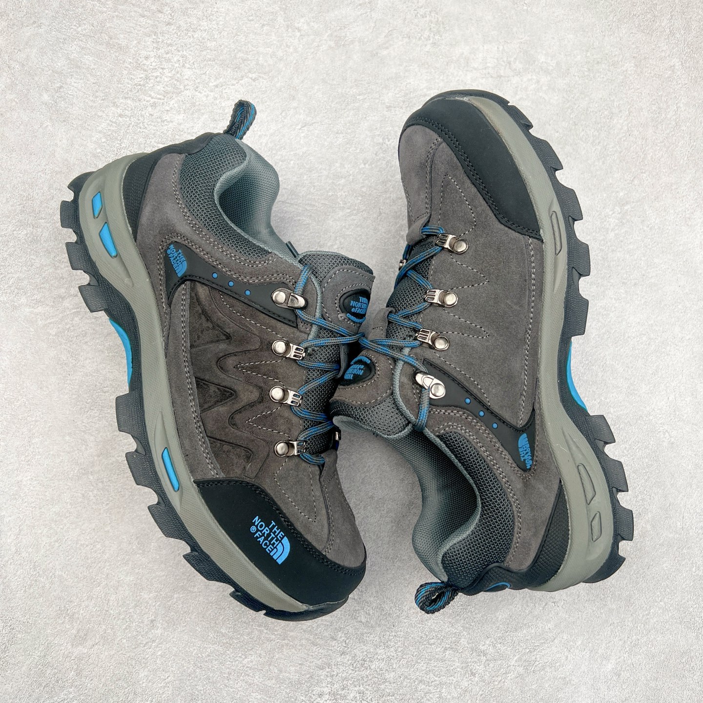 图片[3]-The North Face 北面乐斯菲斯户外运动休闲登山鞋越野徒步鞋 广东大厂品质 面料采用进口磨砂牛皮 鞋底采用Vibram黄金大底 专门为鞋底设计的橡胶以出色的耐磨性 良好的防滑性或得不少户外运动爱好者的喜欢 专业户外登山品牌（北面）The North Face自1966年创立，由两位热爱登山徒步的年轻登山者于美西旧金山开创，不断透过研发与创新，并且将最先进的技术结合在服装与鞋款设计，生产多种外型帅气且专业能力非常强的户外运动装备而备受欢迎。尺码：39-45（运动鞋码）-选品中心