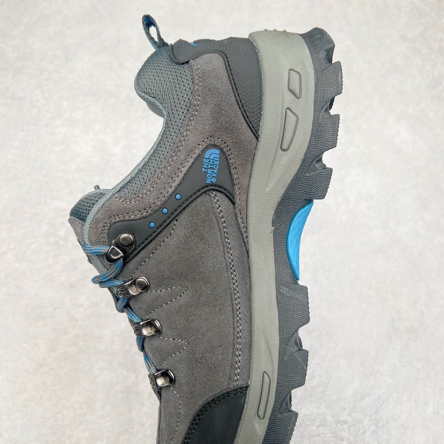 图片[7]-The North Face 北面乐斯菲斯户外运动休闲登山鞋越野徒步鞋 广东大厂品质 面料采用进口磨砂牛皮 鞋底采用Vibram黄金大底 专门为鞋底设计的橡胶以出色的耐磨性 良好的防滑性或得不少户外运动爱好者的喜欢 专业户外登山品牌（北面）The North Face自1966年创立，由两位热爱登山徒步的年轻登山者于美西旧金山开创，不断透过研发与创新，并且将最先进的技术结合在服装与鞋款设计，生产多种外型帅气且专业能力非常强的户外运动装备而备受欢迎。尺码：39-45（运动鞋码）-选品中心