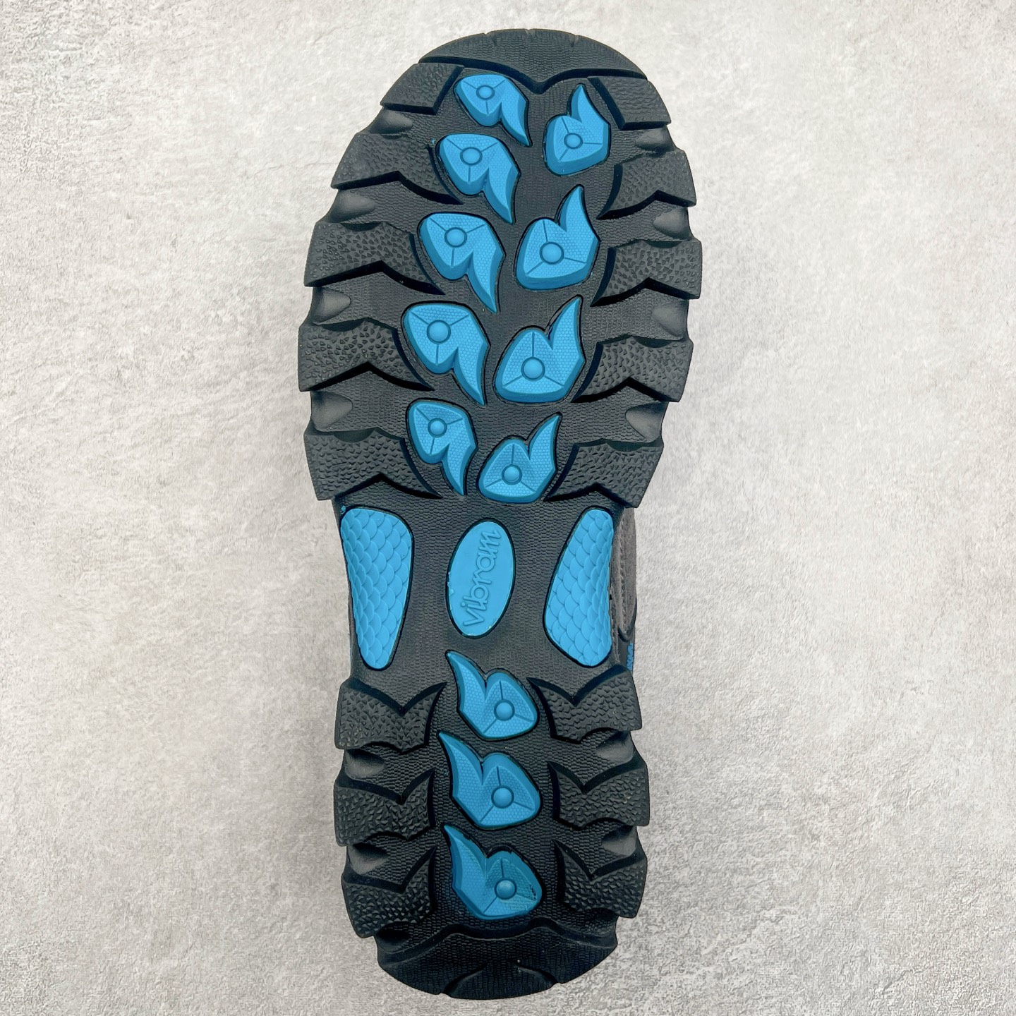 图片[9]-The North Face 北面乐斯菲斯户外运动休闲登山鞋越野徒步鞋 广东大厂品质 面料采用进口磨砂牛皮 鞋底采用Vibram黄金大底 专门为鞋底设计的橡胶以出色的耐磨性 良好的防滑性或得不少户外运动爱好者的喜欢 专业户外登山品牌（北面）The North Face自1966年创立，由两位热爱登山徒步的年轻登山者于美西旧金山开创，不断透过研发与创新，并且将最先进的技术结合在服装与鞋款设计，生产多种外型帅气且专业能力非常强的户外运动装备而备受欢迎。尺码：39-45（运动鞋码）-选品中心