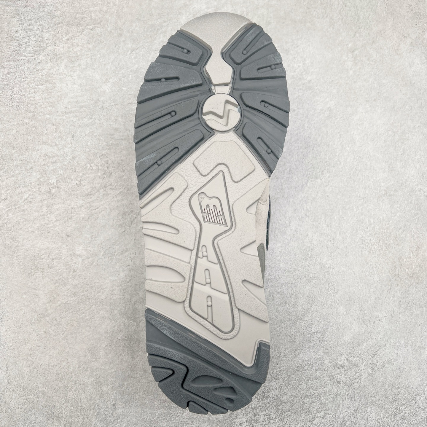 图片[9]-New Balance NB999系列 美潮高端原装原装套楦 真正的正品修长鞋型 早期外围实体充正案例无数 外贸客户指定订单前后掌分段组合大底 内置科技软底 缓震效果极佳日系潮人必备款 尺码同步专柜 尺码：39.5 40 40.5 41.5 42 42.5 43 44-选品中心