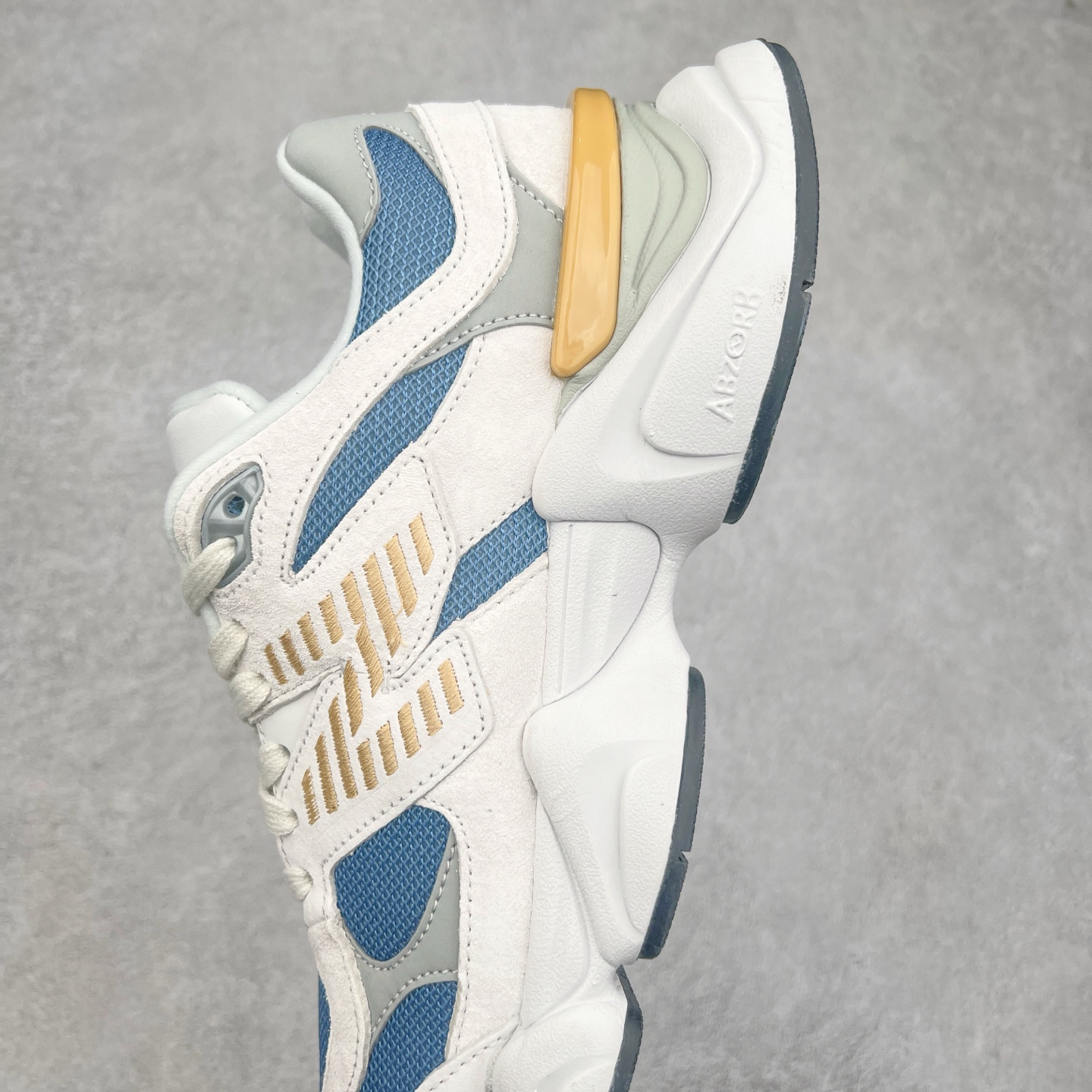 图片[7]-New Balance NB9060 复古运动鞋 新百伦又带来了新鞋型 并且是与芝加哥街头品牌 Joe Freshgoods 的联名款 鞋身主体采用了类似 990 系列的设计风格 与传统复古慢跑鞋区别不大 最大的变化就是鞋底部分 在传统设计的中底外层 增加了多个分区的模块 圆润的线条设计与我们熟悉的 New Balance 风格截然不同 但与同样充满弧形线条的鞋面搭配 看起来毫无违和感 尺码：36-45-选品中心