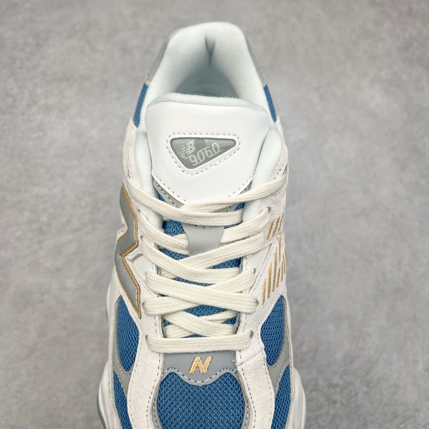 图片[5]-New Balance NB9060 复古运动鞋 新百伦又带来了新鞋型 并且是与芝加哥街头品牌 Joe Freshgoods 的联名款 鞋身主体采用了类似 990 系列的设计风格 与传统复古慢跑鞋区别不大 最大的变化就是鞋底部分 在传统设计的中底外层 增加了多个分区的模块 圆润的线条设计与我们熟悉的 New Balance 风格截然不同 但与同样充满弧形线条的鞋面搭配 看起来毫无违和感 尺码：36-45-选品中心