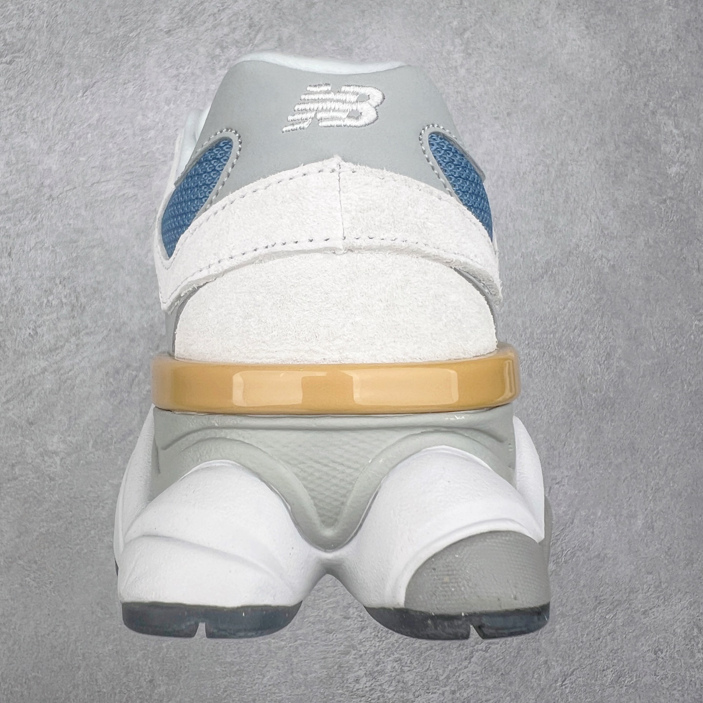 图片[8]-New Balance NB9060 复古运动鞋 新百伦又带来了新鞋型 并且是与芝加哥街头品牌 Joe Freshgoods 的联名款 鞋身主体采用了类似 990 系列的设计风格 与传统复古慢跑鞋区别不大 最大的变化就是鞋底部分 在传统设计的中底外层 增加了多个分区的模块 圆润的线条设计与我们熟悉的 New Balance 风格截然不同 但与同样充满弧形线条的鞋面搭配 看起来毫无违和感 尺码：36-45-选品中心