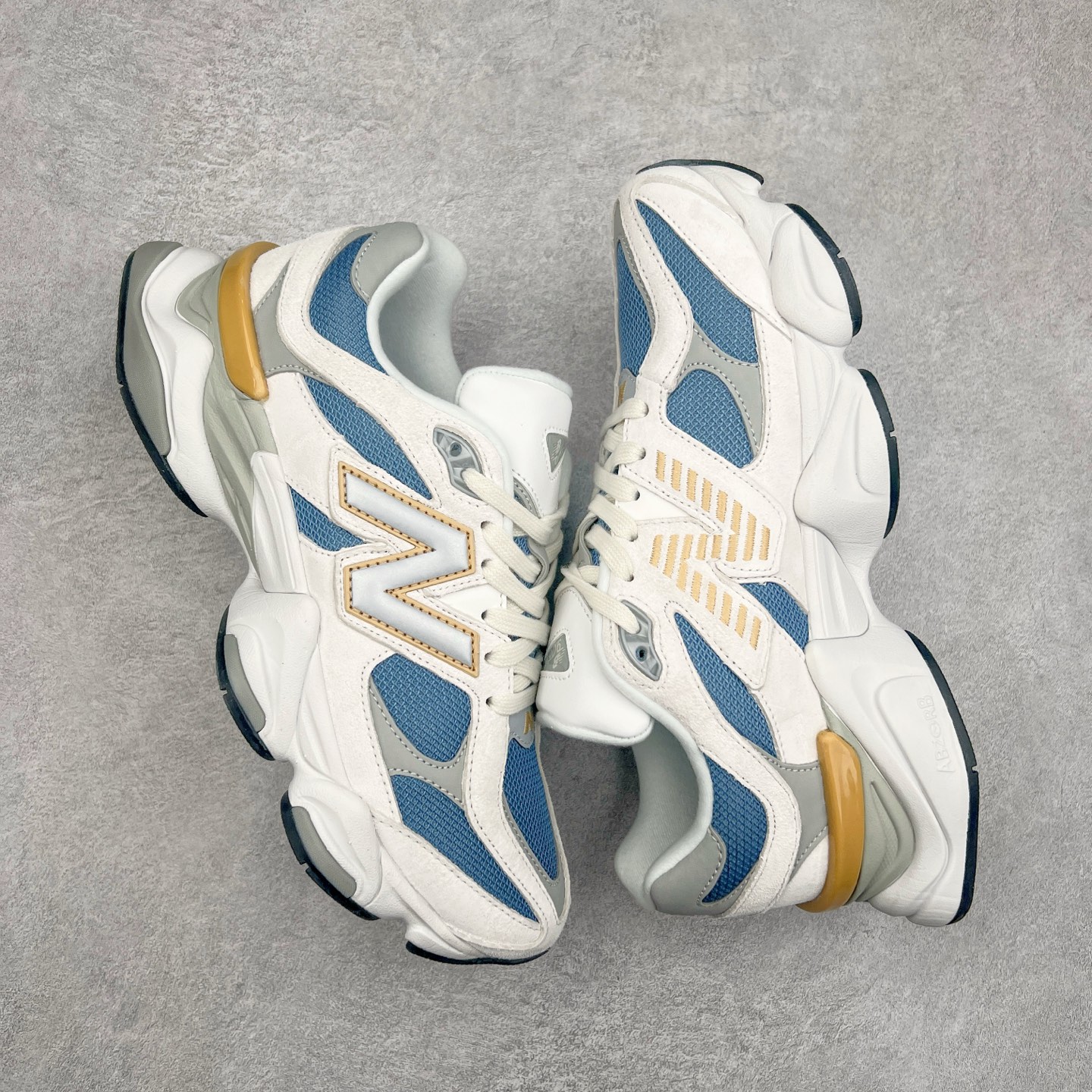 图片[3]-New Balance NB9060 复古运动鞋 新百伦又带来了新鞋型 并且是与芝加哥街头品牌 Joe Freshgoods 的联名款 鞋身主体采用了类似 990 系列的设计风格 与传统复古慢跑鞋区别不大 最大的变化就是鞋底部分 在传统设计的中底外层 增加了多个分区的模块 圆润的线条设计与我们熟悉的 New Balance 风格截然不同 但与同样充满弧形线条的鞋面搭配 看起来毫无违和感 尺码：36-45-选品中心