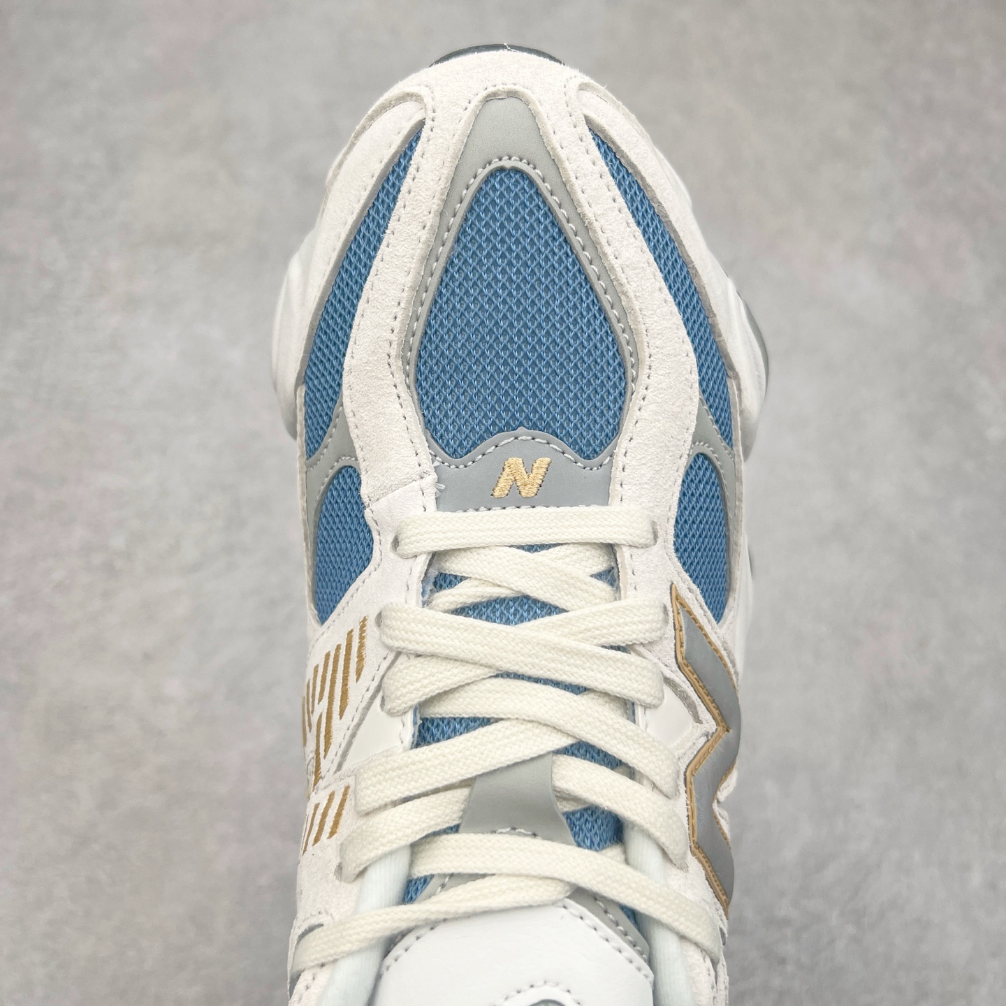 图片[4]-New Balance NB9060 复古运动鞋 新百伦又带来了新鞋型 并且是与芝加哥街头品牌 Joe Freshgoods 的联名款 鞋身主体采用了类似 990 系列的设计风格 与传统复古慢跑鞋区别不大 最大的变化就是鞋底部分 在传统设计的中底外层 增加了多个分区的模块 圆润的线条设计与我们熟悉的 New Balance 风格截然不同 但与同样充满弧形线条的鞋面搭配 看起来毫无违和感 尺码：36-45-选品中心