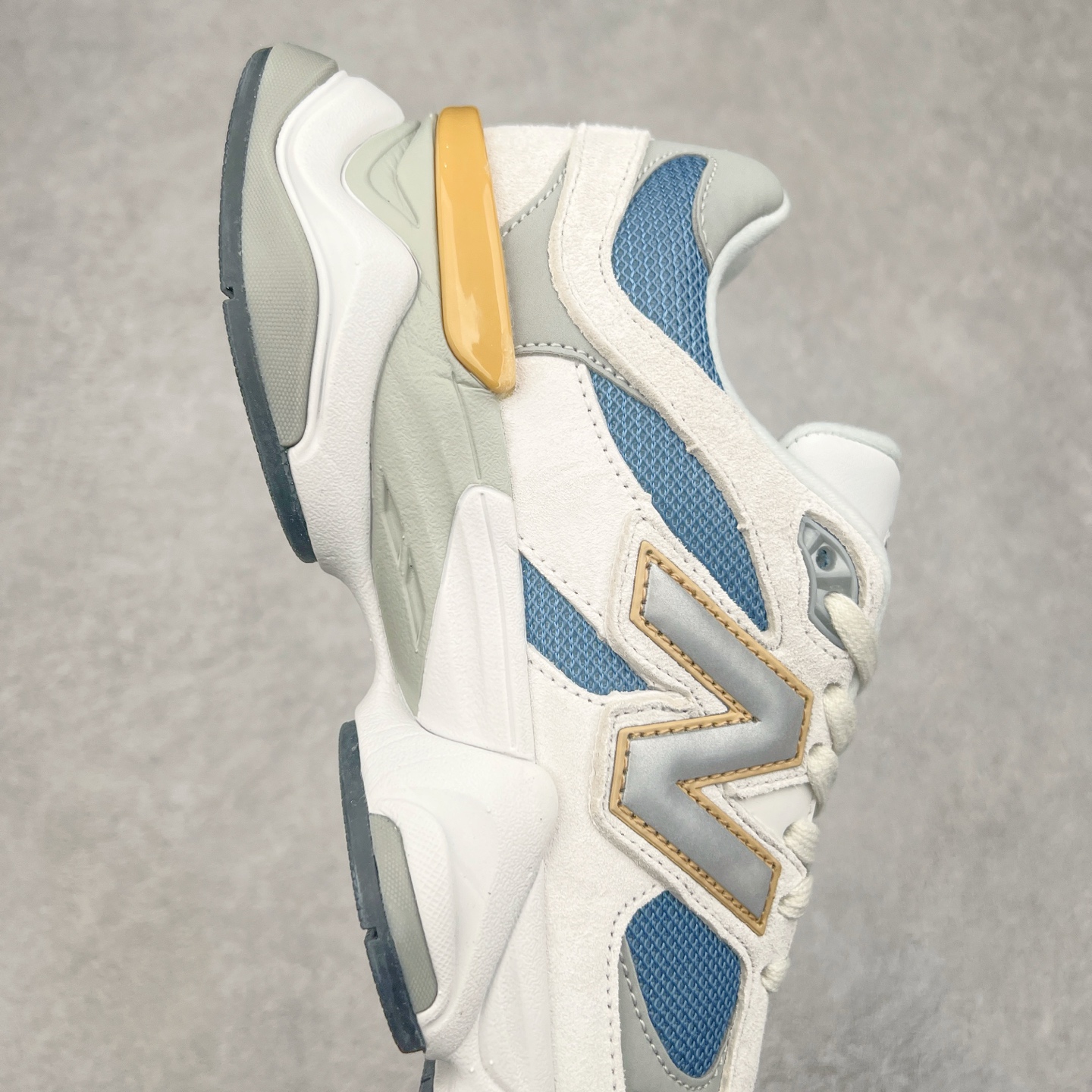 图片[6]-New Balance NB9060 复古运动鞋 新百伦又带来了新鞋型 并且是与芝加哥街头品牌 Joe Freshgoods 的联名款 鞋身主体采用了类似 990 系列的设计风格 与传统复古慢跑鞋区别不大 最大的变化就是鞋底部分 在传统设计的中底外层 增加了多个分区的模块 圆润的线条设计与我们熟悉的 New Balance 风格截然不同 但与同样充满弧形线条的鞋面搭配 看起来毫无违和感 尺码：36-45-选品中心