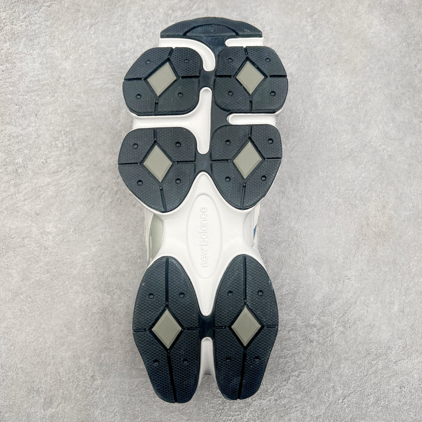 图片[9]-New Balance NB9060 复古运动鞋 新百伦又带来了新鞋型 并且是与芝加哥街头品牌 Joe Freshgoods 的联名款 鞋身主体采用了类似 990 系列的设计风格 与传统复古慢跑鞋区别不大 最大的变化就是鞋底部分 在传统设计的中底外层 增加了多个分区的模块 圆润的线条设计与我们熟悉的 New Balance 风格截然不同 但与同样充满弧形线条的鞋面搭配 看起来毫无违和感 尺码：36-45-选品中心