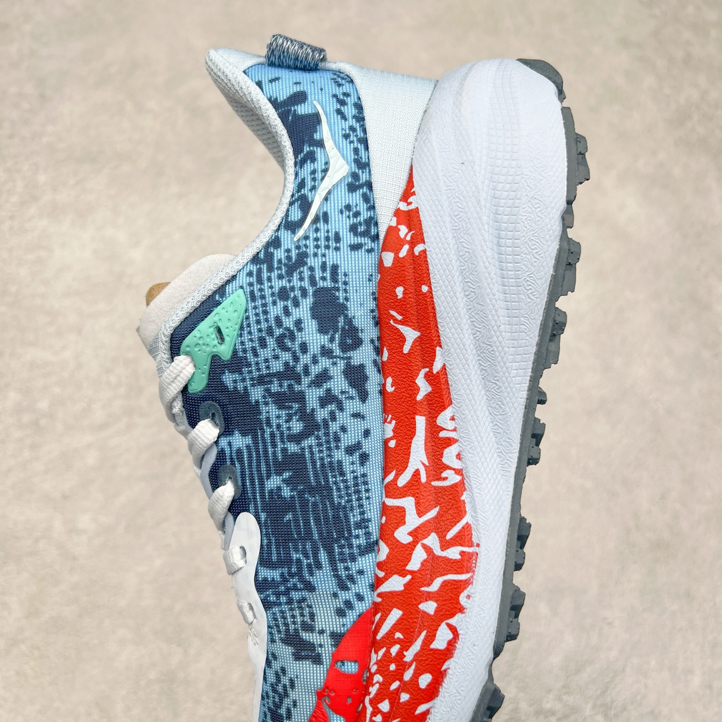 图片[7]-HOKA ONE ONE Speedgoat 6 户外越野跑步鞋 飞速羚羊6系列 新一代工程网纱鞋面 在确保鞋面稳定性的同时减少了固定胶条的使用 鞋面更轻盈、透气、舒适 可回收材料 为环保做出贡献 延伸后跟拉攀 方便快速穿脱 速度型滚动平衡技术 在崎岖的路面上 为平稳顺畅的步伐提供支持 HOKA ONE ONE是来自美国的跑步鞋知名品牌 创立于2009年 始终致力于为所有跑者提供更新、更好的跑步装备 相比常规跑鞋特别研发使用性能独特的几何形跑鞋中底 此种鞋底更厚、更高、回弹性也更好 除了卓越的缓冲性能 它还能为各种阶段的跑者带来更具动感、更加稳定的跑步体验 从设计之初就清楚意识到 要保证跑者步幅的均匀一致 双脚自然而然的运动至关重要 尺码：36 36.5 37.5 38 38.5 39 40 40.5 41 42 42.5 43 44 44.5 45-选品中心