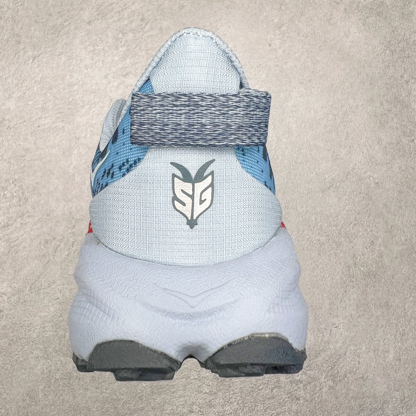 图片[8]-HOKA ONE ONE Speedgoat 6 户外越野跑步鞋 飞速羚羊6系列 新一代工程网纱鞋面 在确保鞋面稳定性的同时减少了固定胶条的使用 鞋面更轻盈、透气、舒适 可回收材料 为环保做出贡献 延伸后跟拉攀 方便快速穿脱 速度型滚动平衡技术 在崎岖的路面上 为平稳顺畅的步伐提供支持 HOKA ONE ONE是来自美国的跑步鞋知名品牌 创立于2009年 始终致力于为所有跑者提供更新、更好的跑步装备 相比常规跑鞋特别研发使用性能独特的几何形跑鞋中底 此种鞋底更厚、更高、回弹性也更好 除了卓越的缓冲性能 它还能为各种阶段的跑者带来更具动感、更加稳定的跑步体验 从设计之初就清楚意识到 要保证跑者步幅的均匀一致 双脚自然而然的运动至关重要 尺码：36 36.5 37.5 38 38.5 39 40 40.5 41 42 42.5 43 44 44.5 45-选品中心