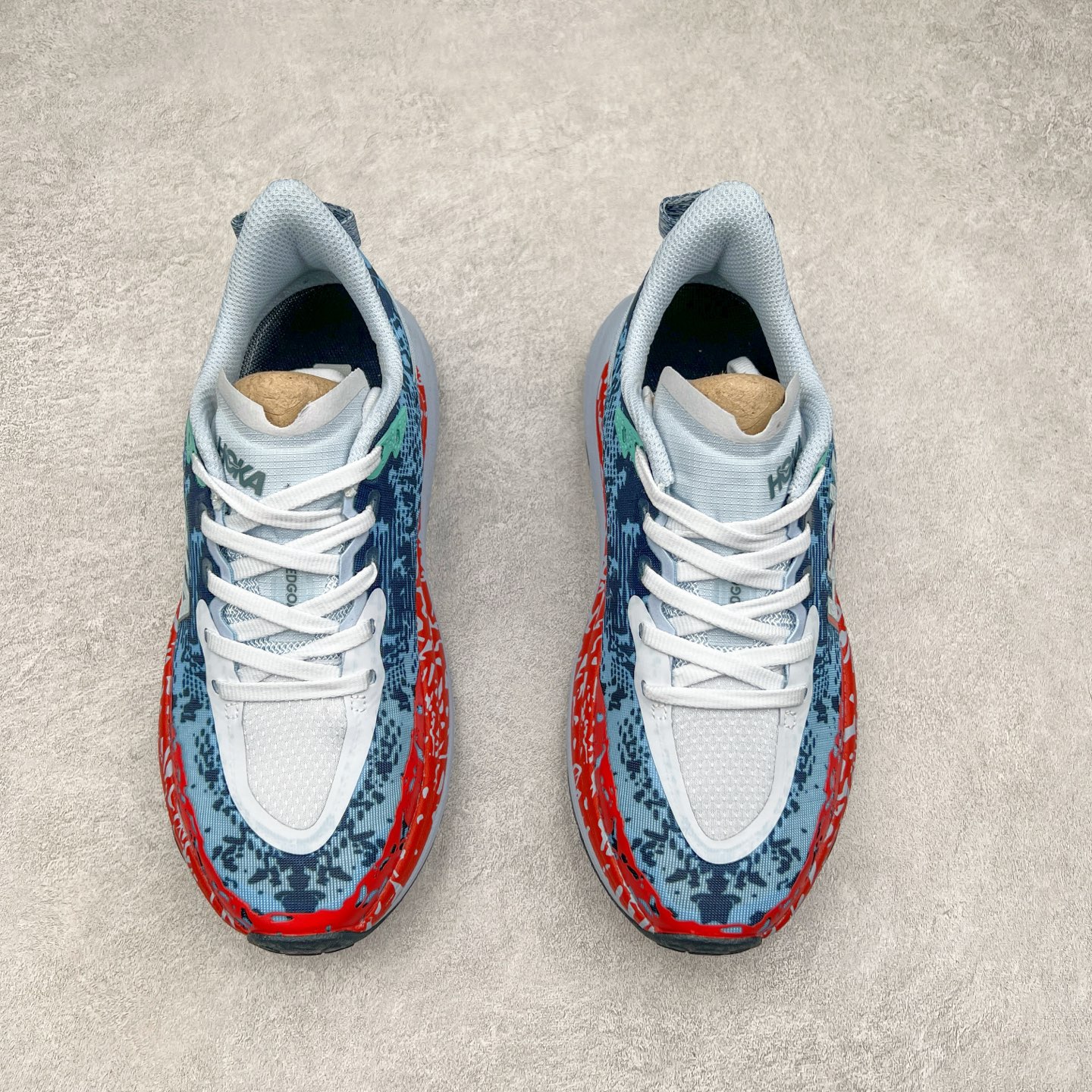 图片[2]-HOKA ONE ONE Speedgoat 6 户外越野跑步鞋 飞速羚羊6系列 新一代工程网纱鞋面 在确保鞋面稳定性的同时减少了固定胶条的使用 鞋面更轻盈、透气、舒适 可回收材料 为环保做出贡献 延伸后跟拉攀 方便快速穿脱 速度型滚动平衡技术 在崎岖的路面上 为平稳顺畅的步伐提供支持 HOKA ONE ONE是来自美国的跑步鞋知名品牌 创立于2009年 始终致力于为所有跑者提供更新、更好的跑步装备 相比常规跑鞋特别研发使用性能独特的几何形跑鞋中底 此种鞋底更厚、更高、回弹性也更好 除了卓越的缓冲性能 它还能为各种阶段的跑者带来更具动感、更加稳定的跑步体验 从设计之初就清楚意识到 要保证跑者步幅的均匀一致 双脚自然而然的运动至关重要 尺码：36 36.5 37.5 38 38.5 39 40 40.5 41 42 42.5 43 44 44.5 45-选品中心