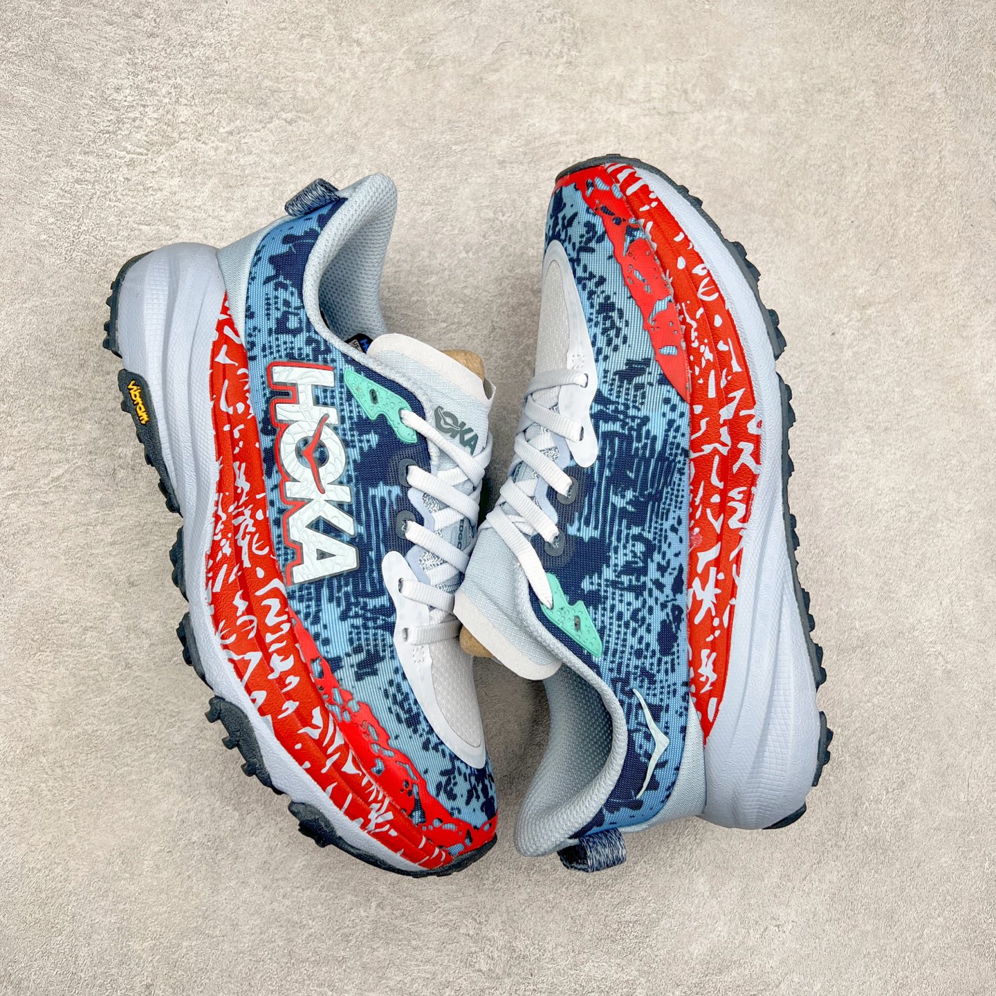 图片[3]-HOKA ONE ONE Speedgoat 6 户外越野跑步鞋 飞速羚羊6系列 新一代工程网纱鞋面 在确保鞋面稳定性的同时减少了固定胶条的使用 鞋面更轻盈、透气、舒适 可回收材料 为环保做出贡献 延伸后跟拉攀 方便快速穿脱 速度型滚动平衡技术 在崎岖的路面上 为平稳顺畅的步伐提供支持 HOKA ONE ONE是来自美国的跑步鞋知名品牌 创立于2009年 始终致力于为所有跑者提供更新、更好的跑步装备 相比常规跑鞋特别研发使用性能独特的几何形跑鞋中底 此种鞋底更厚、更高、回弹性也更好 除了卓越的缓冲性能 它还能为各种阶段的跑者带来更具动感、更加稳定的跑步体验 从设计之初就清楚意识到 要保证跑者步幅的均匀一致 双脚自然而然的运动至关重要 尺码：36 36.5 37.5 38 38.5 39 40 40.5 41 42 42.5 43 44 44.5 45-选品中心