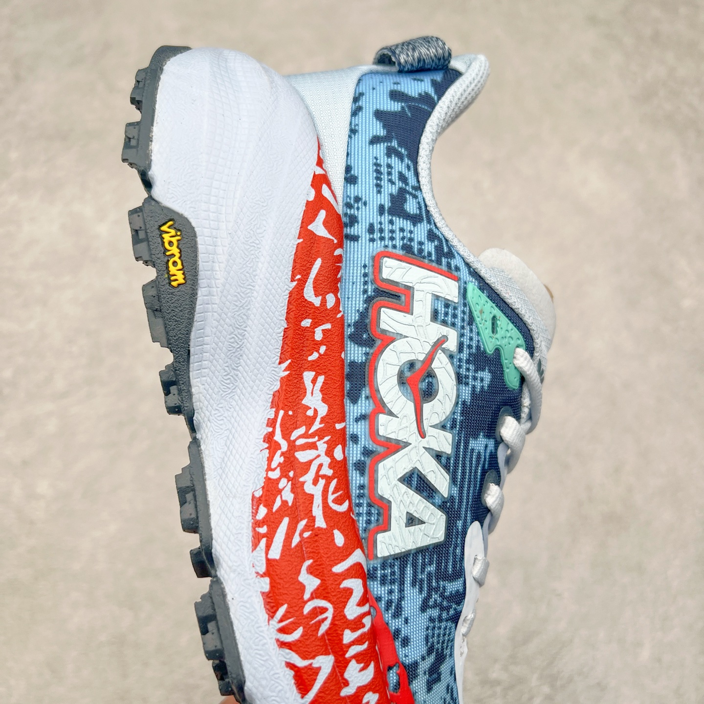 图片[6]-HOKA ONE ONE Speedgoat 6 户外越野跑步鞋 飞速羚羊6系列 新一代工程网纱鞋面 在确保鞋面稳定性的同时减少了固定胶条的使用 鞋面更轻盈、透气、舒适 可回收材料 为环保做出贡献 延伸后跟拉攀 方便快速穿脱 速度型滚动平衡技术 在崎岖的路面上 为平稳顺畅的步伐提供支持 HOKA ONE ONE是来自美国的跑步鞋知名品牌 创立于2009年 始终致力于为所有跑者提供更新、更好的跑步装备 相比常规跑鞋特别研发使用性能独特的几何形跑鞋中底 此种鞋底更厚、更高、回弹性也更好 除了卓越的缓冲性能 它还能为各种阶段的跑者带来更具动感、更加稳定的跑步体验 从设计之初就清楚意识到 要保证跑者步幅的均匀一致 双脚自然而然的运动至关重要 尺码：36 36.5 37.5 38 38.5 39 40 40.5 41 42 42.5 43 44 44.5 45-选品中心