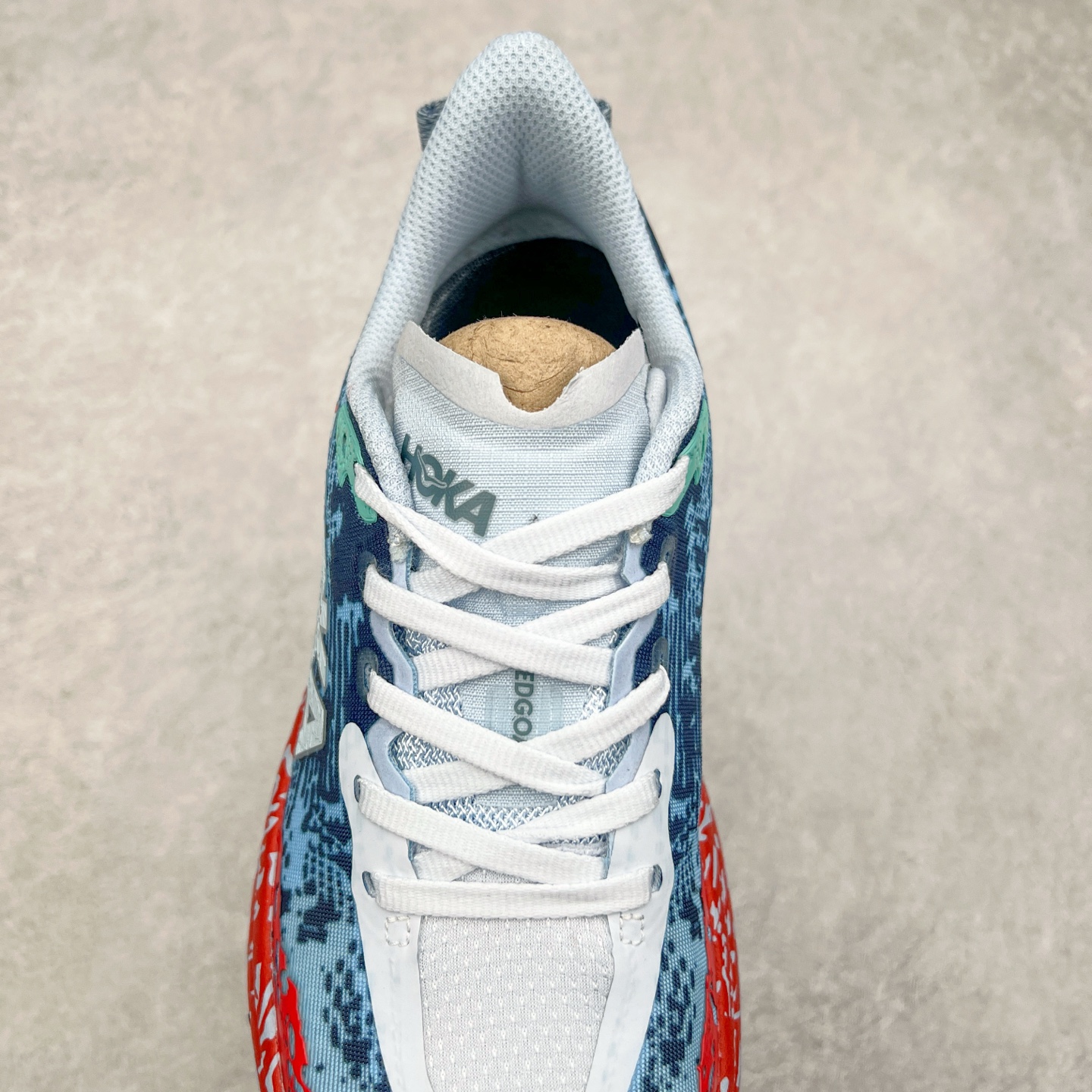 图片[5]-HOKA ONE ONE Speedgoat 6 户外越野跑步鞋 飞速羚羊6系列 新一代工程网纱鞋面 在确保鞋面稳定性的同时减少了固定胶条的使用 鞋面更轻盈、透气、舒适 可回收材料 为环保做出贡献 延伸后跟拉攀 方便快速穿脱 速度型滚动平衡技术 在崎岖的路面上 为平稳顺畅的步伐提供支持 HOKA ONE ONE是来自美国的跑步鞋知名品牌 创立于2009年 始终致力于为所有跑者提供更新、更好的跑步装备 相比常规跑鞋特别研发使用性能独特的几何形跑鞋中底 此种鞋底更厚、更高、回弹性也更好 除了卓越的缓冲性能 它还能为各种阶段的跑者带来更具动感、更加稳定的跑步体验 从设计之初就清楚意识到 要保证跑者步幅的均匀一致 双脚自然而然的运动至关重要 尺码：36 36.5 37.5 38 38.5 39 40 40.5 41 42 42.5 43 44 44.5 45-选品中心