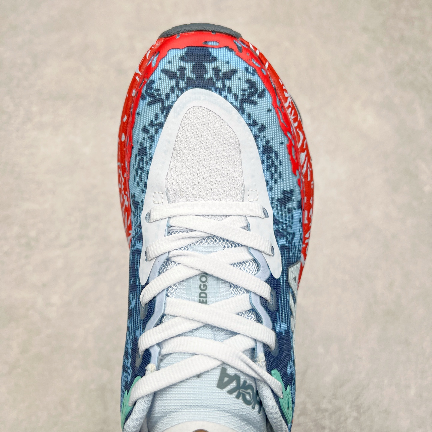 图片[4]-HOKA ONE ONE Speedgoat 6 户外越野跑步鞋 飞速羚羊6系列 新一代工程网纱鞋面 在确保鞋面稳定性的同时减少了固定胶条的使用 鞋面更轻盈、透气、舒适 可回收材料 为环保做出贡献 延伸后跟拉攀 方便快速穿脱 速度型滚动平衡技术 在崎岖的路面上 为平稳顺畅的步伐提供支持 HOKA ONE ONE是来自美国的跑步鞋知名品牌 创立于2009年 始终致力于为所有跑者提供更新、更好的跑步装备 相比常规跑鞋特别研发使用性能独特的几何形跑鞋中底 此种鞋底更厚、更高、回弹性也更好 除了卓越的缓冲性能 它还能为各种阶段的跑者带来更具动感、更加稳定的跑步体验 从设计之初就清楚意识到 要保证跑者步幅的均匀一致 双脚自然而然的运动至关重要 尺码：36 36.5 37.5 38 38.5 39 40 40.5 41 42 42.5 43 44 44.5 45-选品中心