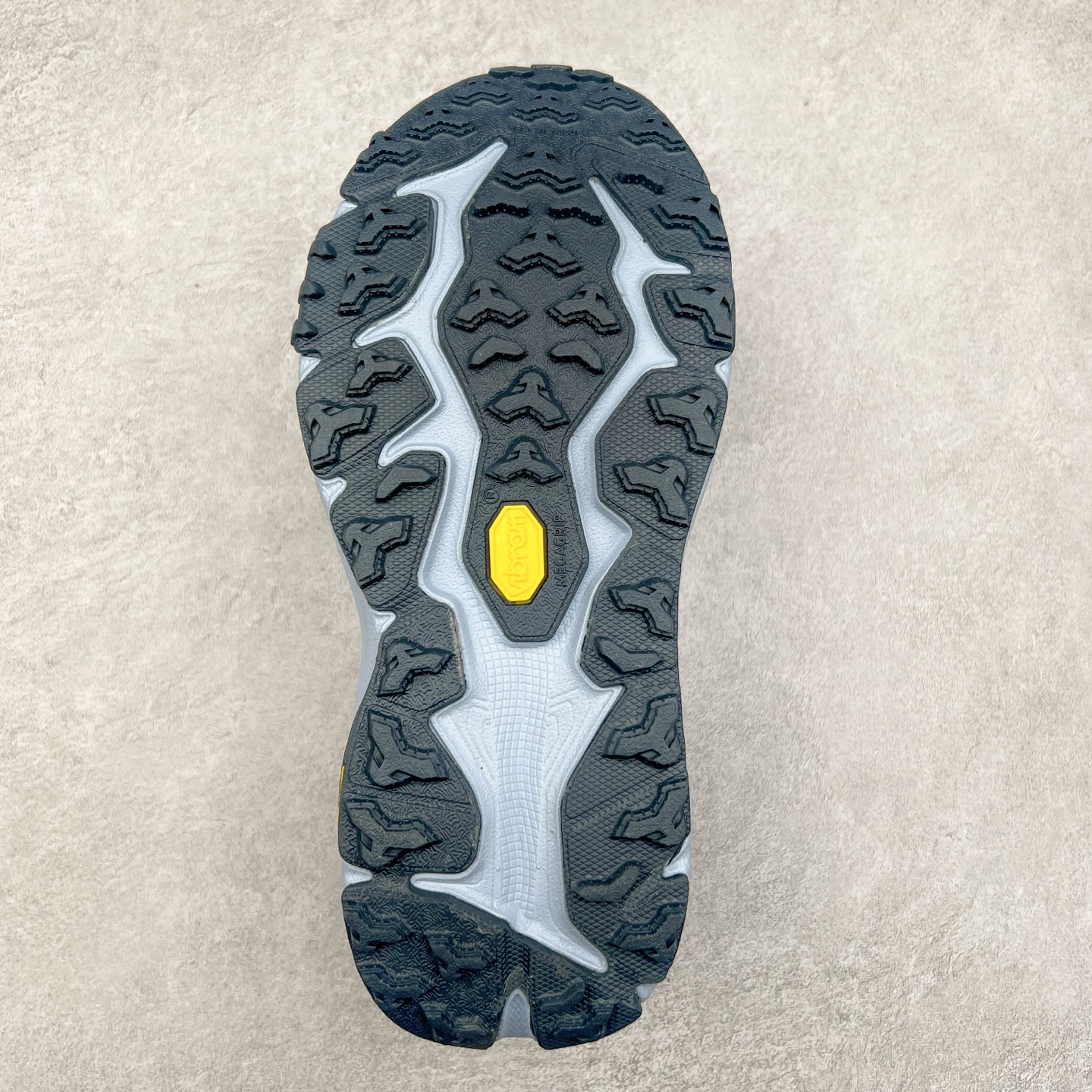 图片[9]-HOKA ONE ONE Speedgoat 6 户外越野跑步鞋 飞速羚羊6系列 新一代工程网纱鞋面 在确保鞋面稳定性的同时减少了固定胶条的使用 鞋面更轻盈、透气、舒适 可回收材料 为环保做出贡献 延伸后跟拉攀 方便快速穿脱 速度型滚动平衡技术 在崎岖的路面上 为平稳顺畅的步伐提供支持 HOKA ONE ONE是来自美国的跑步鞋知名品牌 创立于2009年 始终致力于为所有跑者提供更新、更好的跑步装备 相比常规跑鞋特别研发使用性能独特的几何形跑鞋中底 此种鞋底更厚、更高、回弹性也更好 除了卓越的缓冲性能 它还能为各种阶段的跑者带来更具动感、更加稳定的跑步体验 从设计之初就清楚意识到 要保证跑者步幅的均匀一致 双脚自然而然的运动至关重要 尺码：36 36.5 37.5 38 38.5 39 40 40.5 41 42 42.5 43 44 44.5 45-选品中心