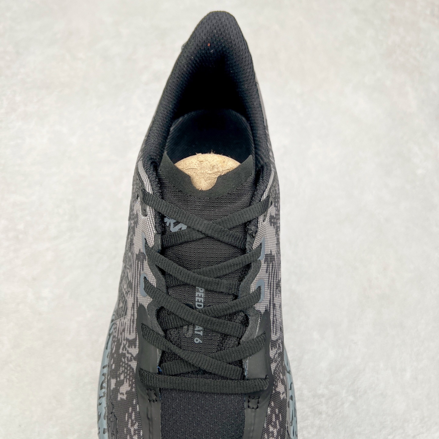 图片[5]-HOKA ONE ONE Speedgoat 6 户外越野跑步鞋 飞速羚羊6系列 新一代工程网纱鞋面 在确保鞋面稳定性的同时减少了固定胶条的使用 鞋面更轻盈、透气、舒适 可回收材料 为环保做出贡献 延伸后跟拉攀 方便快速穿脱 速度型滚动平衡技术 在崎岖的路面上 为平稳顺畅的步伐提供支持 HOKA ONE ONE是来自美国的跑步鞋知名品牌 创立于2009年 始终致力于为所有跑者提供更新、更好的跑步装备 相比常规跑鞋特别研发使用性能独特的几何形跑鞋中底 此种鞋底更厚、更高、回弹性也更好 除了卓越的缓冲性能 它还能为各种阶段的跑者带来更具动感、更加稳定的跑步体验 从设计之初就清楚意识到 要保证跑者步幅的均匀一致 双脚自然而然的运动至关重要 尺码：36 36.5 37.5 38 38.5 39 40 40.5 41 42 42.5 43 44 44.5 45-选品中心