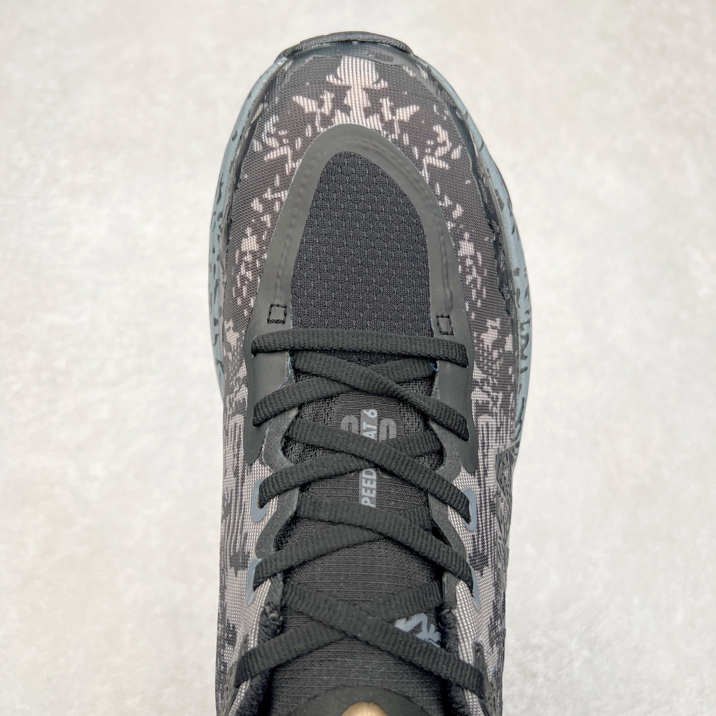 图片[4]-HOKA ONE ONE Speedgoat 6 户外越野跑步鞋 飞速羚羊6系列 新一代工程网纱鞋面 在确保鞋面稳定性的同时减少了固定胶条的使用 鞋面更轻盈、透气、舒适 可回收材料 为环保做出贡献 延伸后跟拉攀 方便快速穿脱 速度型滚动平衡技术 在崎岖的路面上 为平稳顺畅的步伐提供支持 HOKA ONE ONE是来自美国的跑步鞋知名品牌 创立于2009年 始终致力于为所有跑者提供更新、更好的跑步装备 相比常规跑鞋特别研发使用性能独特的几何形跑鞋中底 此种鞋底更厚、更高、回弹性也更好 除了卓越的缓冲性能 它还能为各种阶段的跑者带来更具动感、更加稳定的跑步体验 从设计之初就清楚意识到 要保证跑者步幅的均匀一致 双脚自然而然的运动至关重要 尺码：36 36.5 37.5 38 38.5 39 40 40.5 41 42 42.5 43 44 44.5 45-选品中心