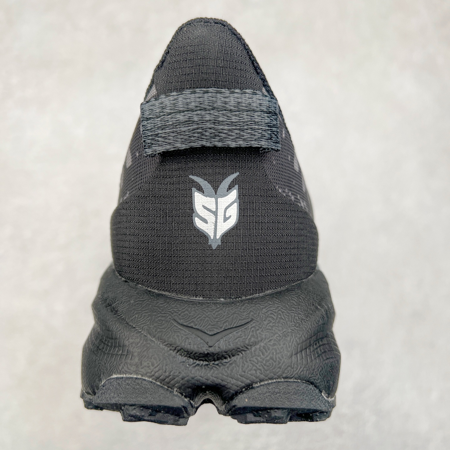 图片[8]-HOKA ONE ONE Speedgoat 6 户外越野跑步鞋 飞速羚羊6系列 新一代工程网纱鞋面 在确保鞋面稳定性的同时减少了固定胶条的使用 鞋面更轻盈、透气、舒适 可回收材料 为环保做出贡献 延伸后跟拉攀 方便快速穿脱 速度型滚动平衡技术 在崎岖的路面上 为平稳顺畅的步伐提供支持 HOKA ONE ONE是来自美国的跑步鞋知名品牌 创立于2009年 始终致力于为所有跑者提供更新、更好的跑步装备 相比常规跑鞋特别研发使用性能独特的几何形跑鞋中底 此种鞋底更厚、更高、回弹性也更好 除了卓越的缓冲性能 它还能为各种阶段的跑者带来更具动感、更加稳定的跑步体验 从设计之初就清楚意识到 要保证跑者步幅的均匀一致 双脚自然而然的运动至关重要 尺码：36 36.5 37.5 38 38.5 39 40 40.5 41 42 42.5 43 44 44.5 45-选品中心