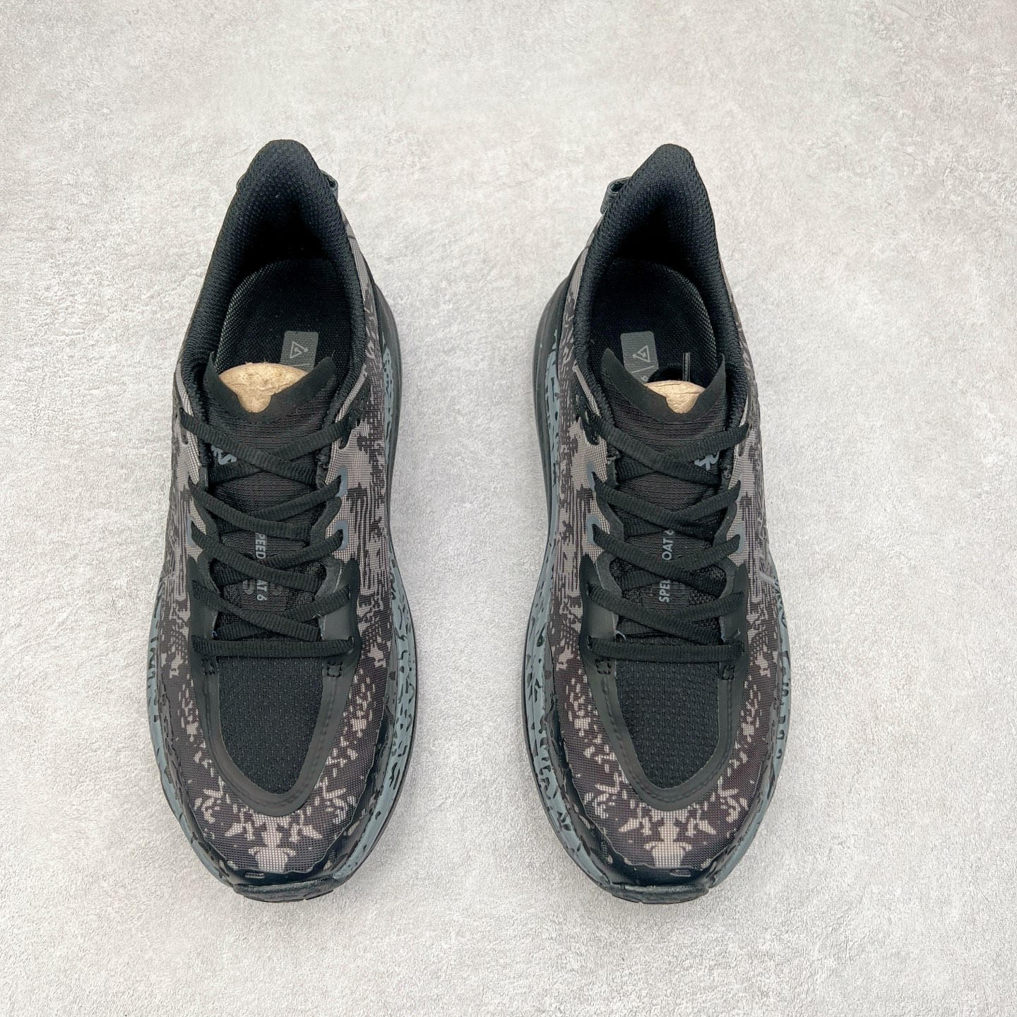 图片[2]-HOKA ONE ONE Speedgoat 6 户外越野跑步鞋 飞速羚羊6系列 新一代工程网纱鞋面 在确保鞋面稳定性的同时减少了固定胶条的使用 鞋面更轻盈、透气、舒适 可回收材料 为环保做出贡献 延伸后跟拉攀 方便快速穿脱 速度型滚动平衡技术 在崎岖的路面上 为平稳顺畅的步伐提供支持 HOKA ONE ONE是来自美国的跑步鞋知名品牌 创立于2009年 始终致力于为所有跑者提供更新、更好的跑步装备 相比常规跑鞋特别研发使用性能独特的几何形跑鞋中底 此种鞋底更厚、更高、回弹性也更好 除了卓越的缓冲性能 它还能为各种阶段的跑者带来更具动感、更加稳定的跑步体验 从设计之初就清楚意识到 要保证跑者步幅的均匀一致 双脚自然而然的运动至关重要 尺码：36 36.5 37.5 38 38.5 39 40 40.5 41 42 42.5 43 44 44.5 45-选品中心