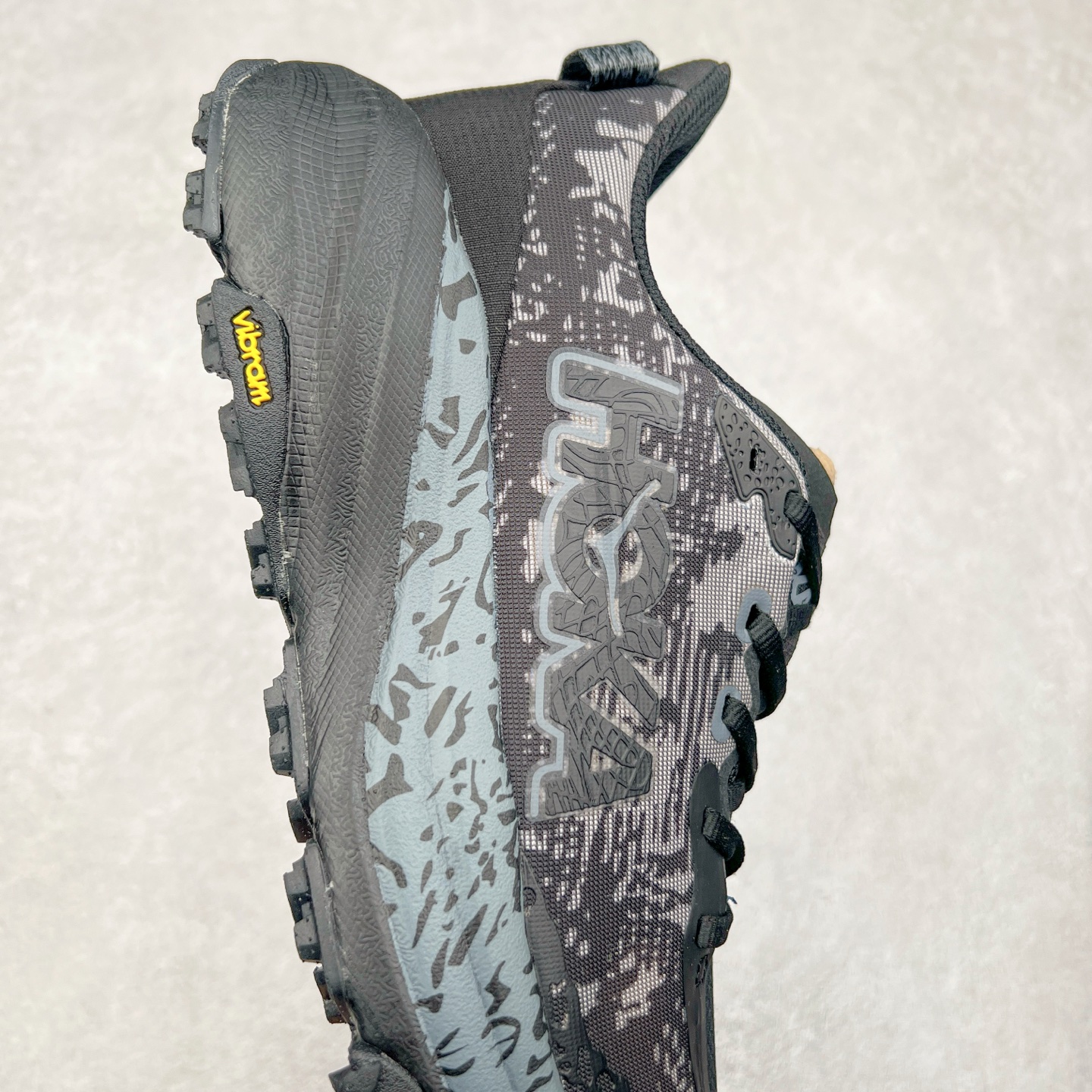 图片[6]-HOKA ONE ONE Speedgoat 6 户外越野跑步鞋 飞速羚羊6系列 新一代工程网纱鞋面 在确保鞋面稳定性的同时减少了固定胶条的使用 鞋面更轻盈、透气、舒适 可回收材料 为环保做出贡献 延伸后跟拉攀 方便快速穿脱 速度型滚动平衡技术 在崎岖的路面上 为平稳顺畅的步伐提供支持 HOKA ONE ONE是来自美国的跑步鞋知名品牌 创立于2009年 始终致力于为所有跑者提供更新、更好的跑步装备 相比常规跑鞋特别研发使用性能独特的几何形跑鞋中底 此种鞋底更厚、更高、回弹性也更好 除了卓越的缓冲性能 它还能为各种阶段的跑者带来更具动感、更加稳定的跑步体验 从设计之初就清楚意识到 要保证跑者步幅的均匀一致 双脚自然而然的运动至关重要 尺码：36 36.5 37.5 38 38.5 39 40 40.5 41 42 42.5 43 44 44.5 45-选品中心