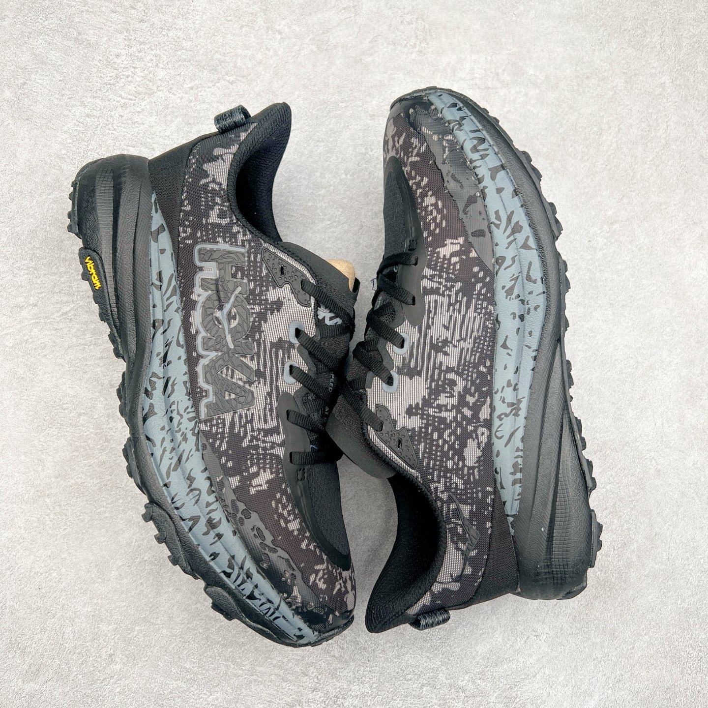 图片[3]-HOKA ONE ONE Speedgoat 6 户外越野跑步鞋 飞速羚羊6系列 新一代工程网纱鞋面 在确保鞋面稳定性的同时减少了固定胶条的使用 鞋面更轻盈、透气、舒适 可回收材料 为环保做出贡献 延伸后跟拉攀 方便快速穿脱 速度型滚动平衡技术 在崎岖的路面上 为平稳顺畅的步伐提供支持 HOKA ONE ONE是来自美国的跑步鞋知名品牌 创立于2009年 始终致力于为所有跑者提供更新、更好的跑步装备 相比常规跑鞋特别研发使用性能独特的几何形跑鞋中底 此种鞋底更厚、更高、回弹性也更好 除了卓越的缓冲性能 它还能为各种阶段的跑者带来更具动感、更加稳定的跑步体验 从设计之初就清楚意识到 要保证跑者步幅的均匀一致 双脚自然而然的运动至关重要 尺码：36 36.5 37.5 38 38.5 39 40 40.5 41 42 42.5 43 44 44.5 45-选品中心