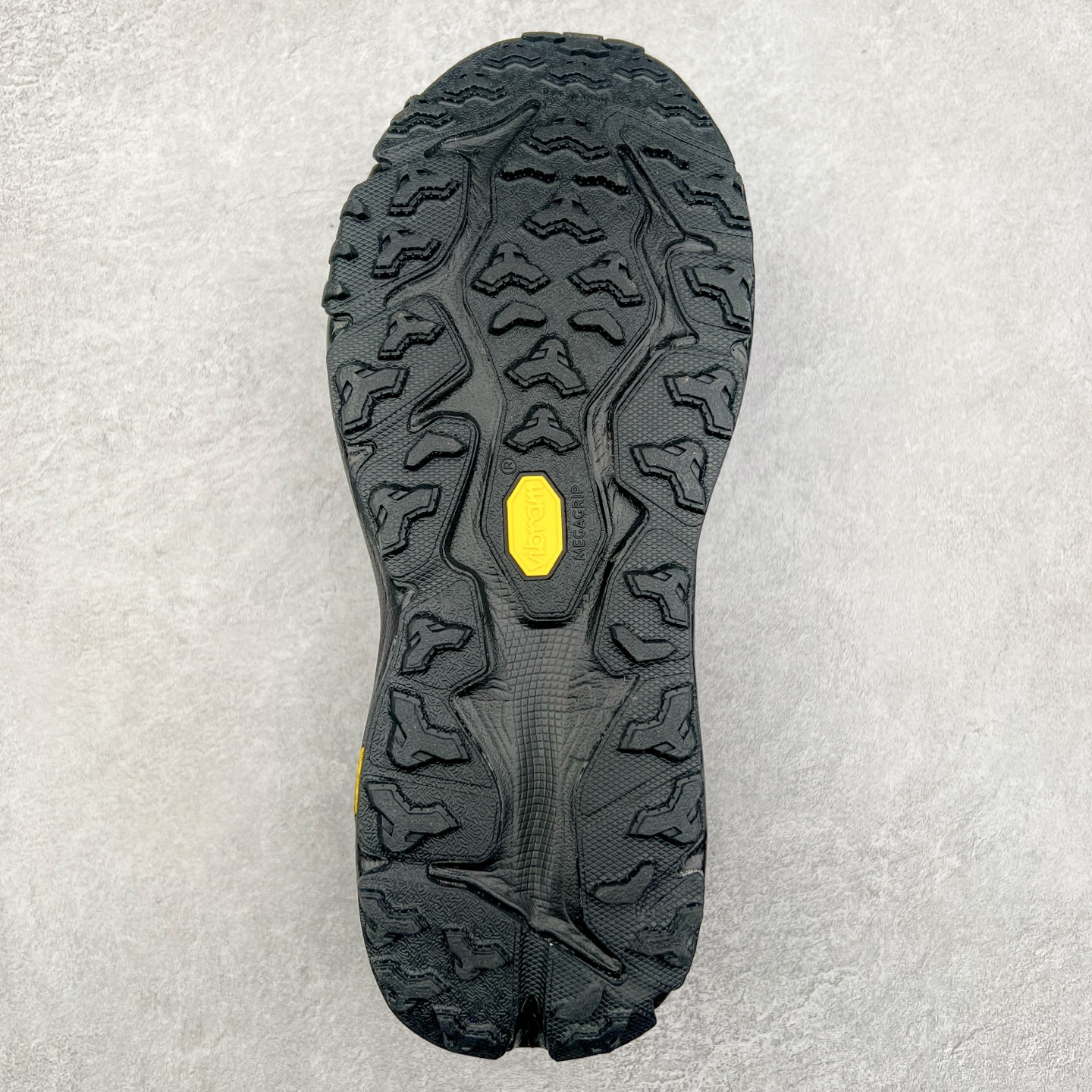 图片[9]-HOKA ONE ONE Speedgoat 6 户外越野跑步鞋 飞速羚羊6系列 新一代工程网纱鞋面 在确保鞋面稳定性的同时减少了固定胶条的使用 鞋面更轻盈、透气、舒适 可回收材料 为环保做出贡献 延伸后跟拉攀 方便快速穿脱 速度型滚动平衡技术 在崎岖的路面上 为平稳顺畅的步伐提供支持 HOKA ONE ONE是来自美国的跑步鞋知名品牌 创立于2009年 始终致力于为所有跑者提供更新、更好的跑步装备 相比常规跑鞋特别研发使用性能独特的几何形跑鞋中底 此种鞋底更厚、更高、回弹性也更好 除了卓越的缓冲性能 它还能为各种阶段的跑者带来更具动感、更加稳定的跑步体验 从设计之初就清楚意识到 要保证跑者步幅的均匀一致 双脚自然而然的运动至关重要 尺码：36 36.5 37.5 38 38.5 39 40 40.5 41 42 42.5 43 44 44.5 45-选品中心