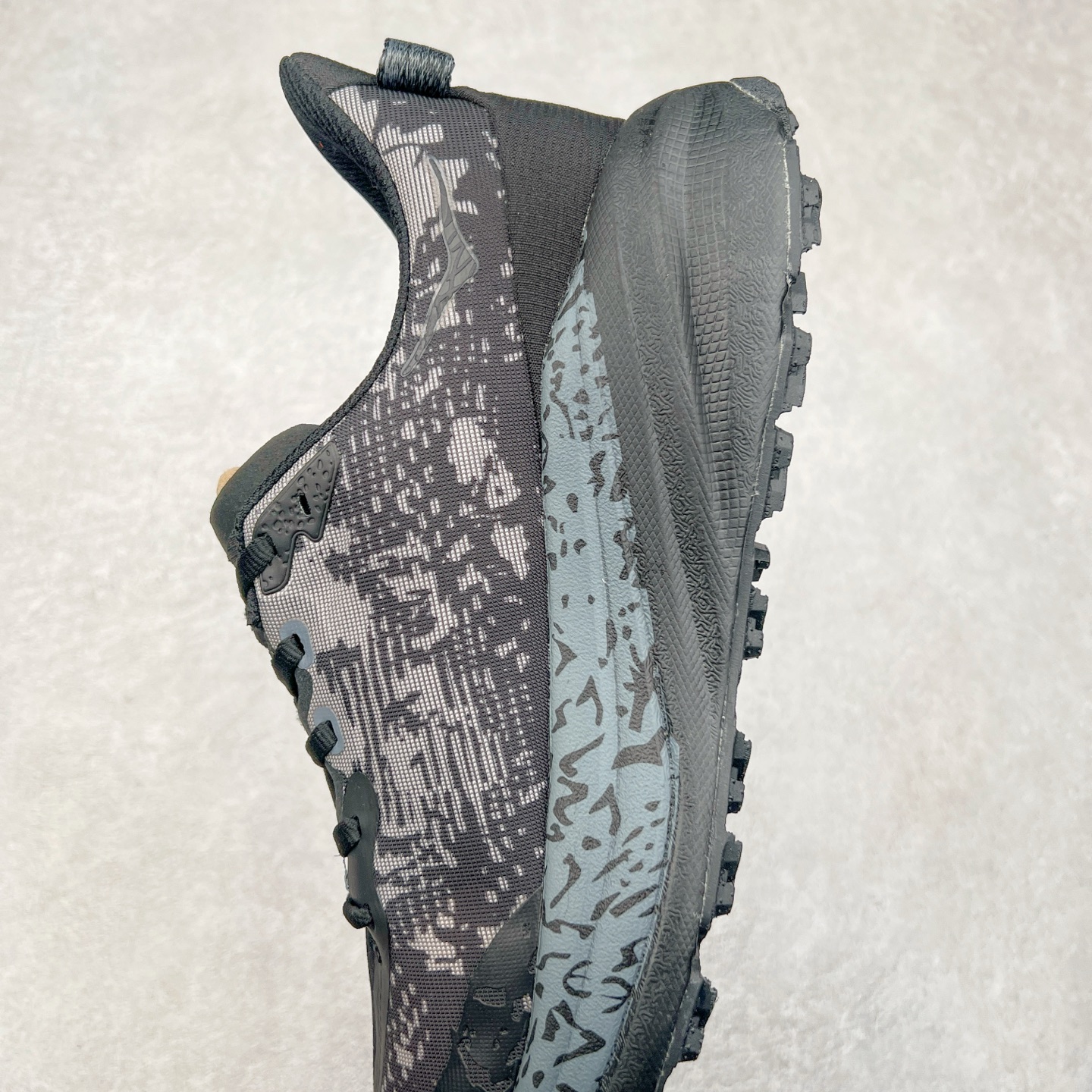 图片[7]-HOKA ONE ONE Speedgoat 6 户外越野跑步鞋 飞速羚羊6系列 新一代工程网纱鞋面 在确保鞋面稳定性的同时减少了固定胶条的使用 鞋面更轻盈、透气、舒适 可回收材料 为环保做出贡献 延伸后跟拉攀 方便快速穿脱 速度型滚动平衡技术 在崎岖的路面上 为平稳顺畅的步伐提供支持 HOKA ONE ONE是来自美国的跑步鞋知名品牌 创立于2009年 始终致力于为所有跑者提供更新、更好的跑步装备 相比常规跑鞋特别研发使用性能独特的几何形跑鞋中底 此种鞋底更厚、更高、回弹性也更好 除了卓越的缓冲性能 它还能为各种阶段的跑者带来更具动感、更加稳定的跑步体验 从设计之初就清楚意识到 要保证跑者步幅的均匀一致 双脚自然而然的运动至关重要 尺码：36 36.5 37.5 38 38.5 39 40 40.5 41 42 42.5 43 44 44.5 45-选品中心