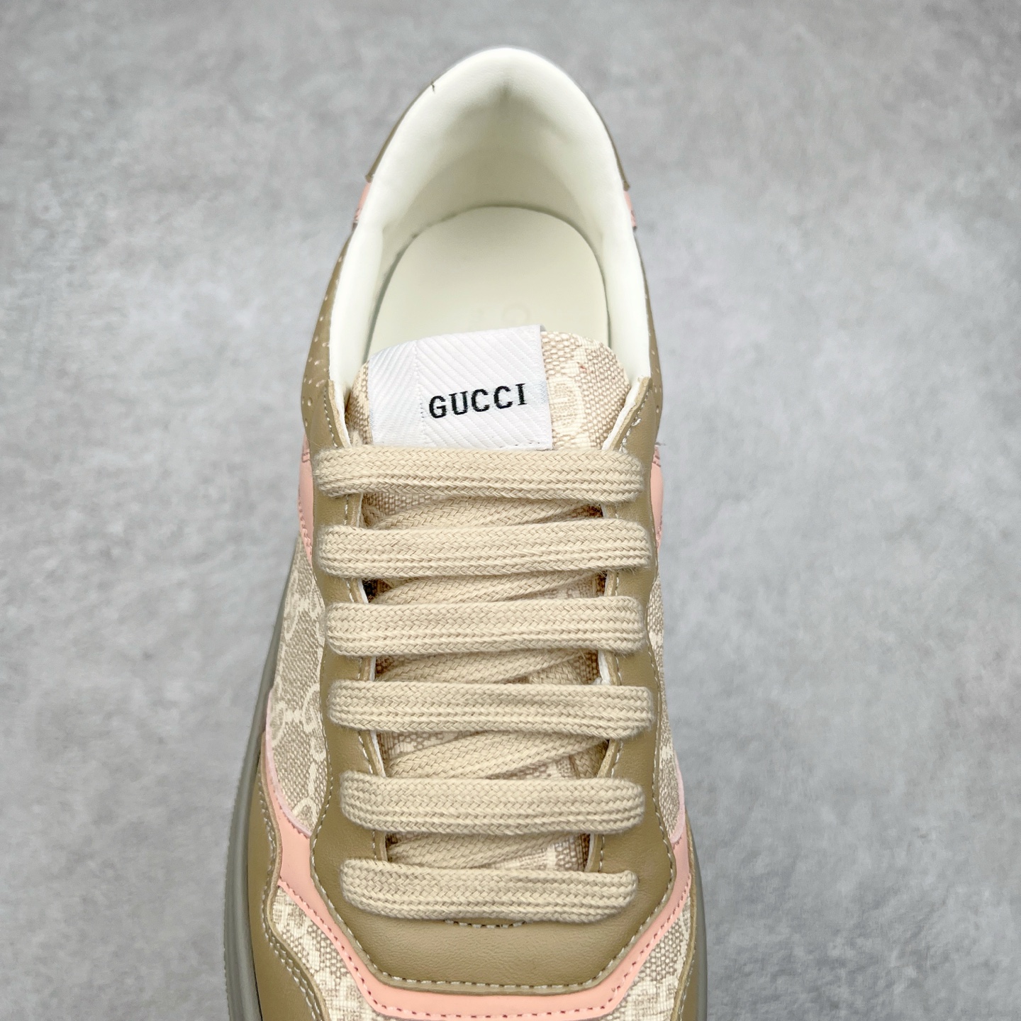 图片[5]-Gucci Chunky B Screener GG 古驰饼干鞋运动休闲鞋系列 纯原级别 原版盒子 官方一致原版 原标原盒 官方全套配件 原装雪梨形超软沙绒纸团 手工上线 不开胶 该品牌鞋款在制作中使用的是环保植物胶水 采用版凝胶技术(空胶工艺）存在一些缝隙属于正常现象 不用担心会影响到您的正常使用效果 采用厚底结构 巧妙运用外观设计、配色和材质三重元素 展现出复古风范 别致的橡胶鞋底 搭配米色和乌木色经典GG帆布鞋身及同色调皮革滚边 突显时尚大气的品味 尺码：35 36 37 38 39 40 41 42 43 44 45-选品中心