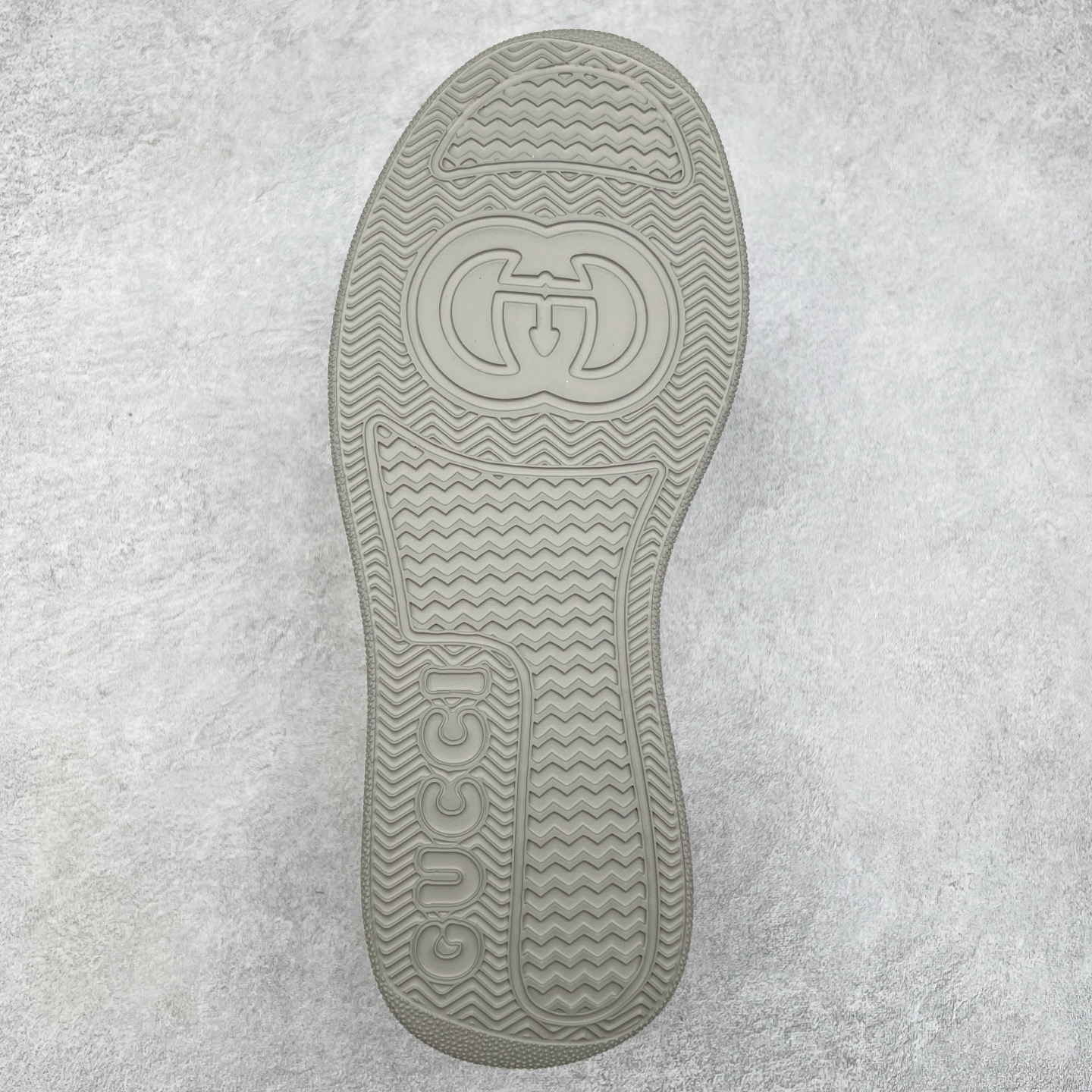 图片[9]-Gucci Chunky B Screener GG 古驰饼干鞋运动休闲鞋系列 纯原级别 原版盒子 官方一致原版 原标原盒 官方全套配件 原装雪梨形超软沙绒纸团 手工上线 不开胶 该品牌鞋款在制作中使用的是环保植物胶水 采用版凝胶技术(空胶工艺）存在一些缝隙属于正常现象 不用担心会影响到您的正常使用效果 采用厚底结构 巧妙运用外观设计、配色和材质三重元素 展现出复古风范 别致的橡胶鞋底 搭配米色和乌木色经典GG帆布鞋身及同色调皮革滚边 突显时尚大气的品味 尺码：35 36 37 38 39 40 41 42 43 44 45-选品中心