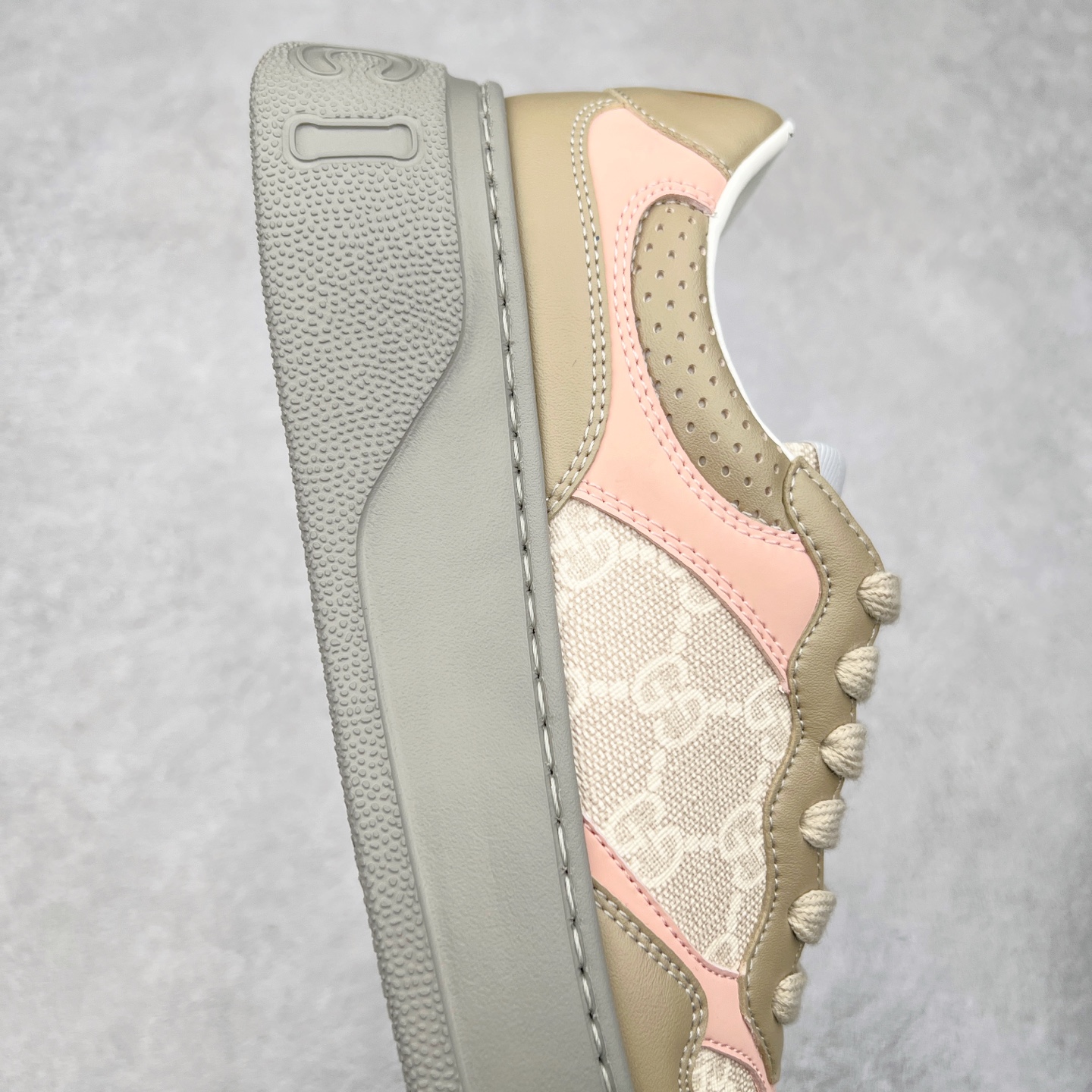 图片[6]-Gucci Chunky B Screener GG 古驰饼干鞋运动休闲鞋系列 纯原级别 原版盒子 官方一致原版 原标原盒 官方全套配件 原装雪梨形超软沙绒纸团 手工上线 不开胶 该品牌鞋款在制作中使用的是环保植物胶水 采用版凝胶技术(空胶工艺）存在一些缝隙属于正常现象 不用担心会影响到您的正常使用效果 采用厚底结构 巧妙运用外观设计、配色和材质三重元素 展现出复古风范 别致的橡胶鞋底 搭配米色和乌木色经典GG帆布鞋身及同色调皮革滚边 突显时尚大气的品味 尺码：35 36 37 38 39 40 41 42 43 44 45-选品中心