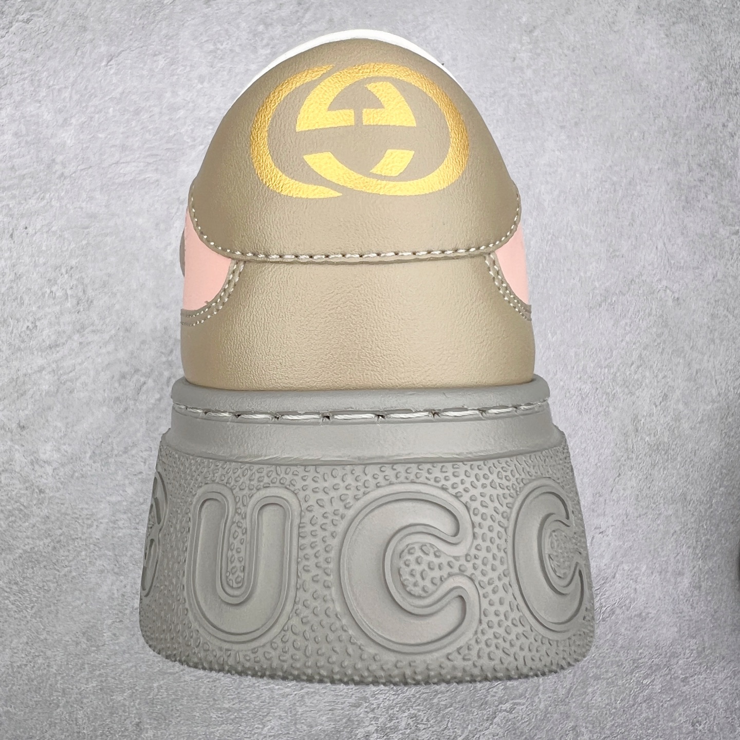 图片[8]-Gucci Chunky B Screener GG 古驰饼干鞋运动休闲鞋系列 纯原级别 原版盒子 官方一致原版 原标原盒 官方全套配件 原装雪梨形超软沙绒纸团 手工上线 不开胶 该品牌鞋款在制作中使用的是环保植物胶水 采用版凝胶技术(空胶工艺）存在一些缝隙属于正常现象 不用担心会影响到您的正常使用效果 采用厚底结构 巧妙运用外观设计、配色和材质三重元素 展现出复古风范 别致的橡胶鞋底 搭配米色和乌木色经典GG帆布鞋身及同色调皮革滚边 突显时尚大气的品味 尺码：35 36 37 38 39 40 41 42 43 44 45-选品中心