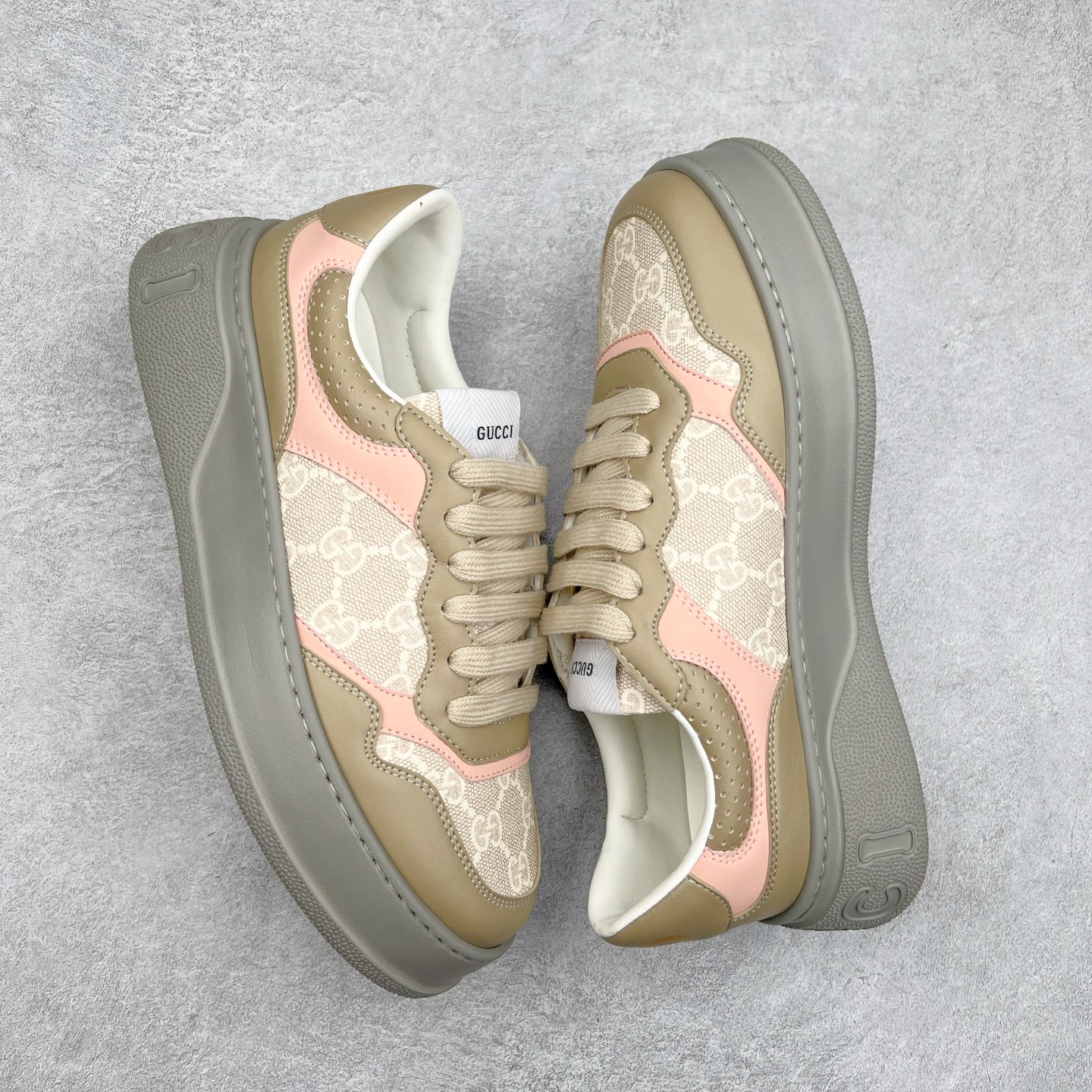 图片[3]-Gucci Chunky B Screener GG 古驰饼干鞋运动休闲鞋系列 纯原级别 原版盒子 官方一致原版 原标原盒 官方全套配件 原装雪梨形超软沙绒纸团 手工上线 不开胶 该品牌鞋款在制作中使用的是环保植物胶水 采用版凝胶技术(空胶工艺）存在一些缝隙属于正常现象 不用担心会影响到您的正常使用效果 采用厚底结构 巧妙运用外观设计、配色和材质三重元素 展现出复古风范 别致的橡胶鞋底 搭配米色和乌木色经典GG帆布鞋身及同色调皮革滚边 突显时尚大气的品味 尺码：35 36 37 38 39 40 41 42 43 44 45-选品中心