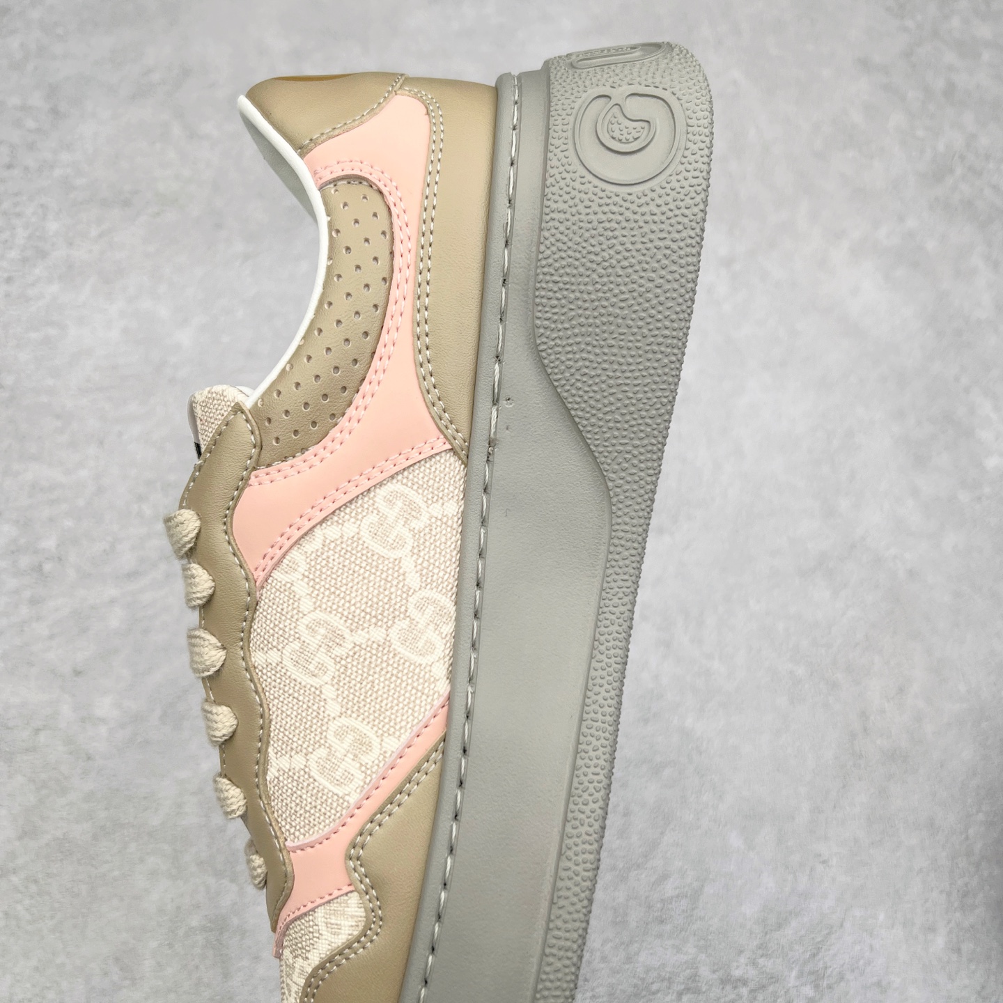 图片[7]-Gucci Chunky B Screener GG 古驰饼干鞋运动休闲鞋系列 纯原级别 原版盒子 官方一致原版 原标原盒 官方全套配件 原装雪梨形超软沙绒纸团 手工上线 不开胶 该品牌鞋款在制作中使用的是环保植物胶水 采用版凝胶技术(空胶工艺）存在一些缝隙属于正常现象 不用担心会影响到您的正常使用效果 采用厚底结构 巧妙运用外观设计、配色和材质三重元素 展现出复古风范 别致的橡胶鞋底 搭配米色和乌木色经典GG帆布鞋身及同色调皮革滚边 突显时尚大气的品味 尺码：35 36 37 38 39 40 41 42 43 44 45-选品中心