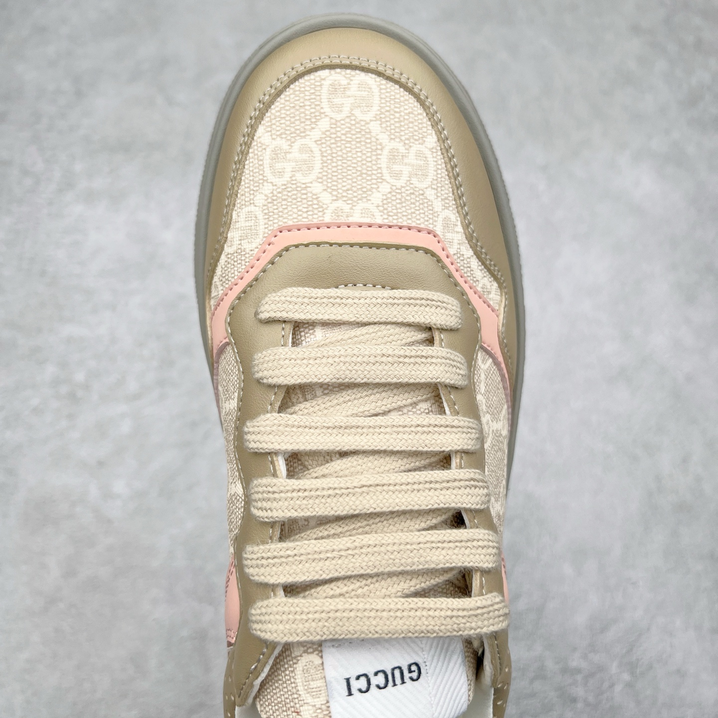 图片[4]-Gucci Chunky B Screener GG 古驰饼干鞋运动休闲鞋系列 纯原级别 原版盒子 官方一致原版 原标原盒 官方全套配件 原装雪梨形超软沙绒纸团 手工上线 不开胶 该品牌鞋款在制作中使用的是环保植物胶水 采用版凝胶技术(空胶工艺）存在一些缝隙属于正常现象 不用担心会影响到您的正常使用效果 采用厚底结构 巧妙运用外观设计、配色和材质三重元素 展现出复古风范 别致的橡胶鞋底 搭配米色和乌木色经典GG帆布鞋身及同色调皮革滚边 突显时尚大气的品味 尺码：35 36 37 38 39 40 41 42 43 44 45-选品中心