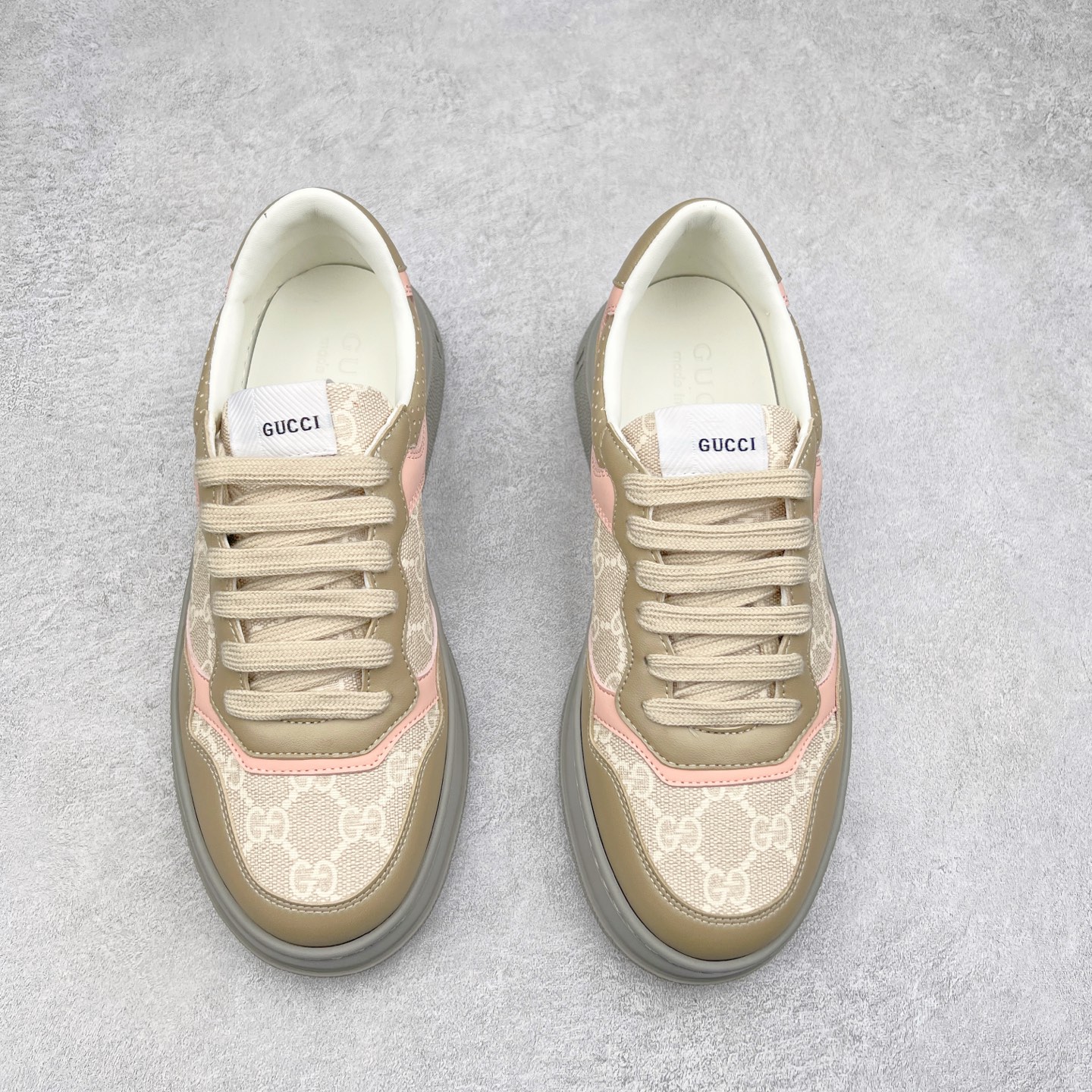 图片[2]-Gucci Chunky B Screener GG 古驰饼干鞋运动休闲鞋系列 纯原级别 原版盒子 官方一致原版 原标原盒 官方全套配件 原装雪梨形超软沙绒纸团 手工上线 不开胶 该品牌鞋款在制作中使用的是环保植物胶水 采用版凝胶技术(空胶工艺）存在一些缝隙属于正常现象 不用担心会影响到您的正常使用效果 采用厚底结构 巧妙运用外观设计、配色和材质三重元素 展现出复古风范 别致的橡胶鞋底 搭配米色和乌木色经典GG帆布鞋身及同色调皮革滚边 突显时尚大气的品味 尺码：35 36 37 38 39 40 41 42 43 44 45-选品中心