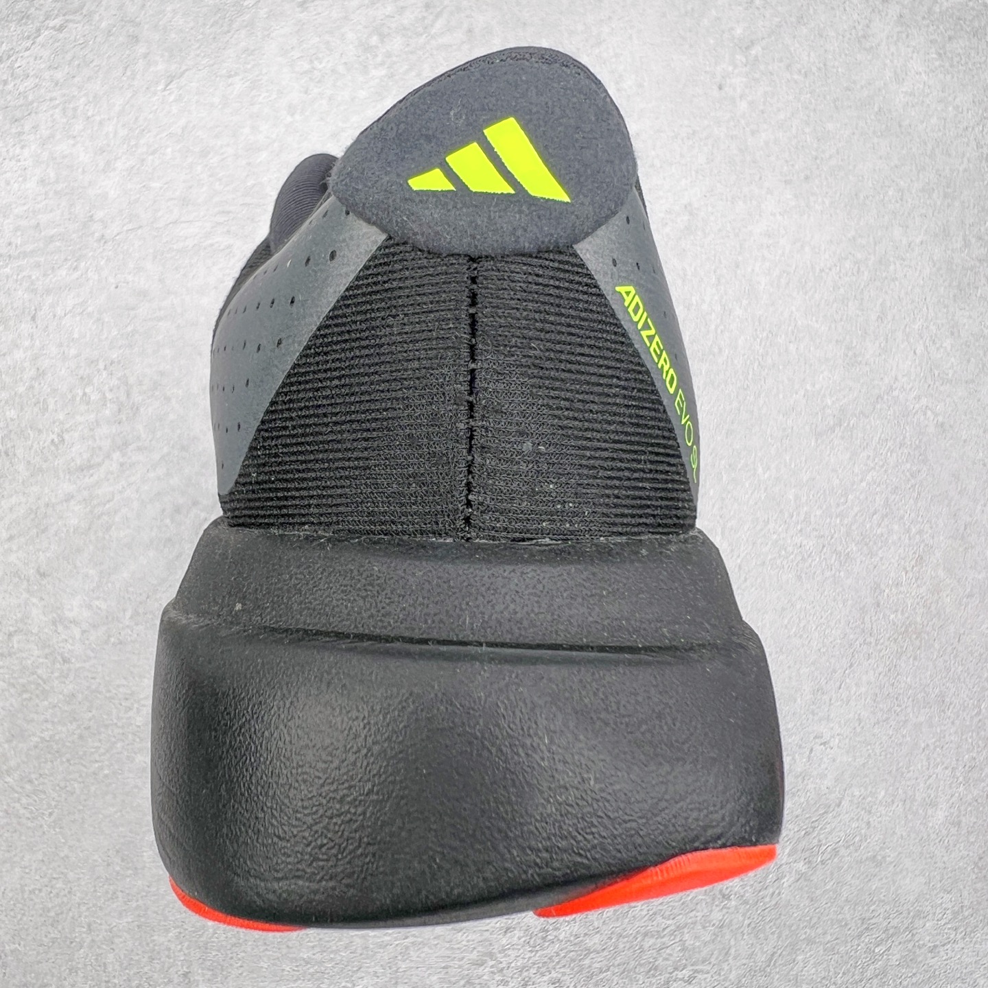 图片[8]-AD Adizero Eva SL M 零度进化版系列低帮轻便透气竞速休闲运动慢跑鞋 JR3414 相信大家对去年 adidas 横空出世的「顶级超跑」adiZero Adios Pro EVO 1 记忆犹新！不仅登顶阿迪史上最轻跑鞋宝座，更在接下来的全球马拉松赛事中，持续书写着惊人成绩，被网友戏称新一代「阿迪神鞋」全网刷屏！极简设计语言与强烈速度感和存在感的鞋侧三线，让人过目不忘，特别种草！其中定位于中长跑训练的 adidas Adizero Evo SL，整体外观造型与 adiZero Adios Pro EVO 1 非常相似。中底配置方面搭载全掌 Lightstrike Pro，鞋面采用透气网面示人，契合日常训练鞋的定位，更加耐用。外底给到了马牌橡胶，及类似上代竞速旗舰 adidas Adizero Adios Pro 3 区域分布。整体看下来无论是外观的鲜明辨识度，还是配置的扎实程度都很顶。尺码：36 36⅔ 37⅓ 38 38⅔ 39⅓ 40 40⅔ 41⅓ 42 42⅔ 43⅓ 44 45-选品中心