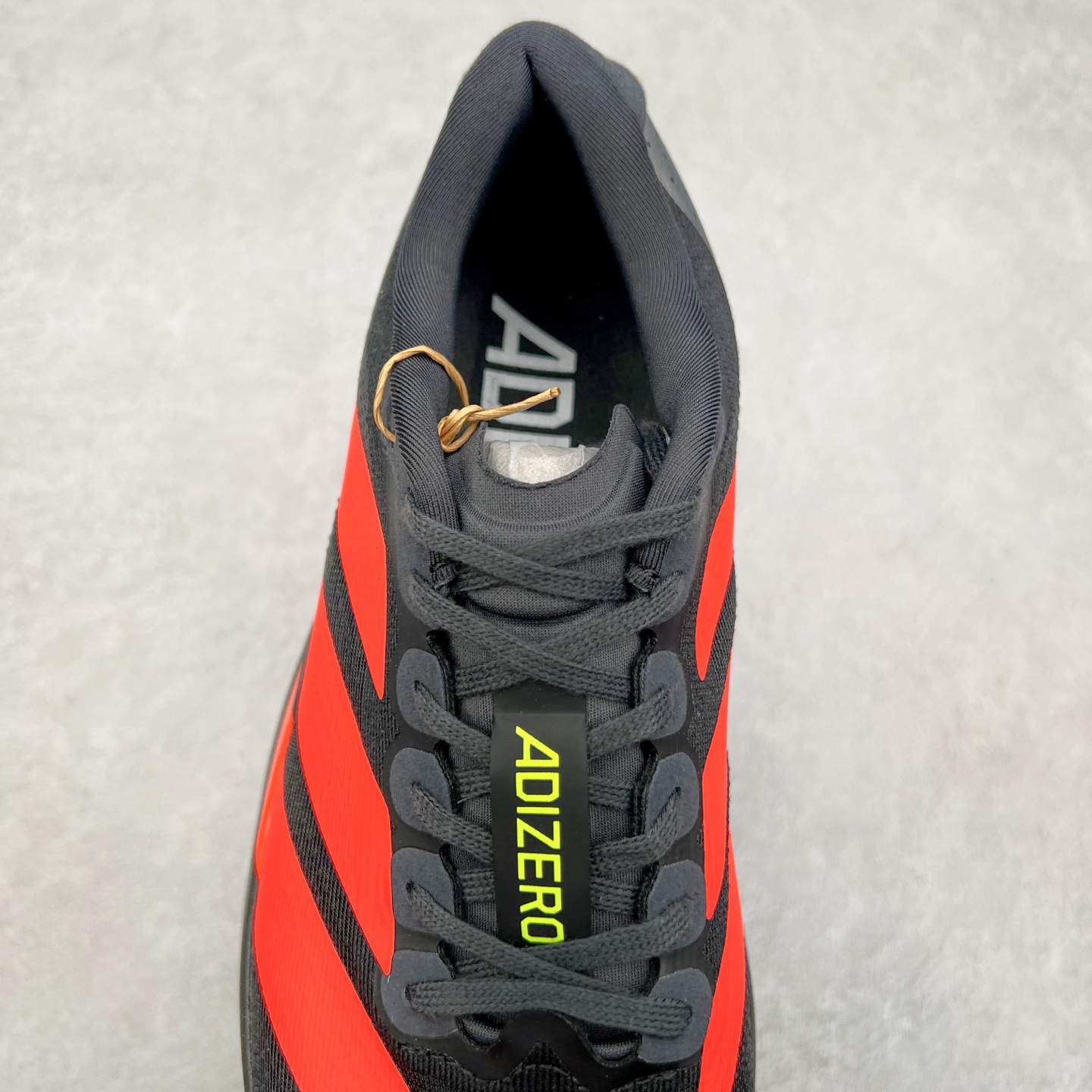 图片[5]-AD Adizero Eva SL M 零度进化版系列低帮轻便透气竞速休闲运动慢跑鞋 JR3414 相信大家对去年 adidas 横空出世的「顶级超跑」adiZero Adios Pro EVO 1 记忆犹新！不仅登顶阿迪史上最轻跑鞋宝座，更在接下来的全球马拉松赛事中，持续书写着惊人成绩，被网友戏称新一代「阿迪神鞋」全网刷屏！极简设计语言与强烈速度感和存在感的鞋侧三线，让人过目不忘，特别种草！其中定位于中长跑训练的 adidas Adizero Evo SL，整体外观造型与 adiZero Adios Pro EVO 1 非常相似。中底配置方面搭载全掌 Lightstrike Pro，鞋面采用透气网面示人，契合日常训练鞋的定位，更加耐用。外底给到了马牌橡胶，及类似上代竞速旗舰 adidas Adizero Adios Pro 3 区域分布。整体看下来无论是外观的鲜明辨识度，还是配置的扎实程度都很顶。尺码：36 36⅔ 37⅓ 38 38⅔ 39⅓ 40 40⅔ 41⅓ 42 42⅔ 43⅓ 44 45-选品中心