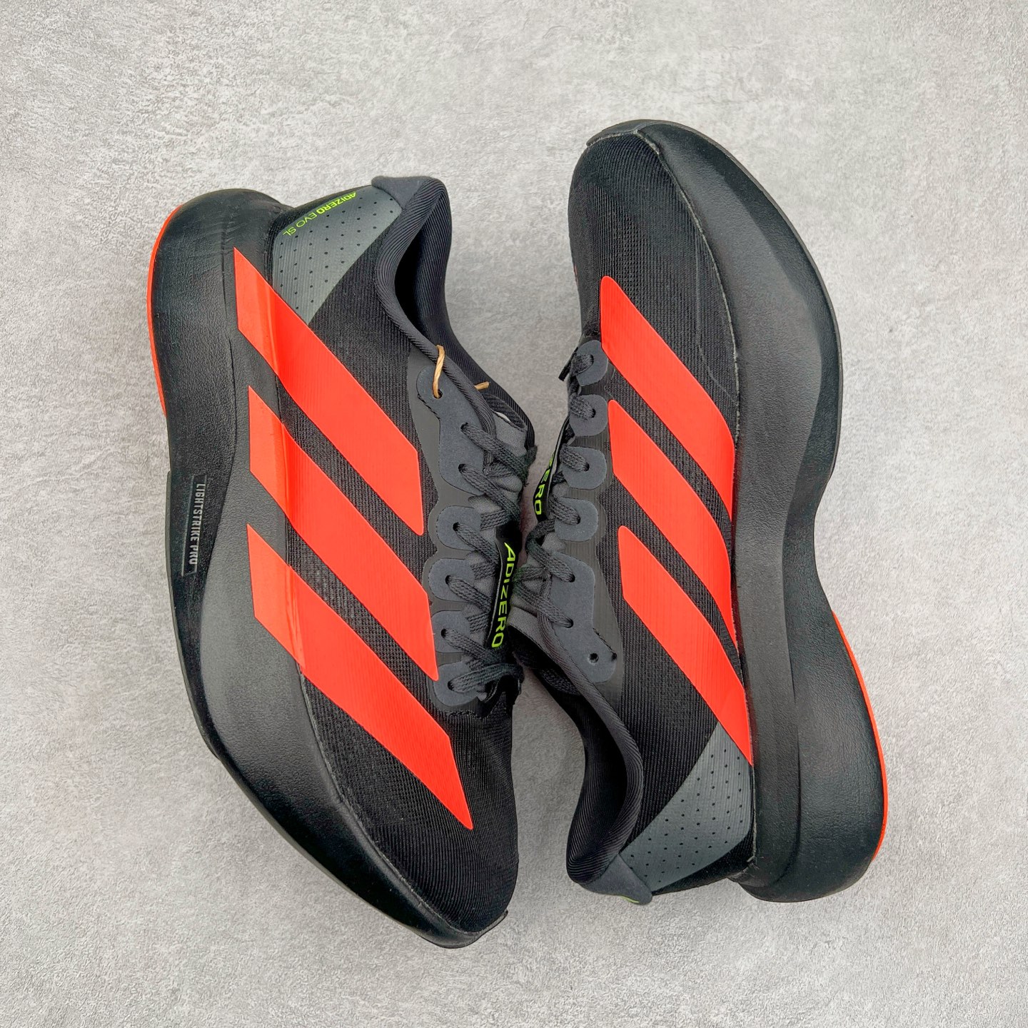 图片[3]-AD Adizero Eva SL M 零度进化版系列低帮轻便透气竞速休闲运动慢跑鞋 JR3414 相信大家对去年 adidas 横空出世的「顶级超跑」adiZero Adios Pro EVO 1 记忆犹新！不仅登顶阿迪史上最轻跑鞋宝座，更在接下来的全球马拉松赛事中，持续书写着惊人成绩，被网友戏称新一代「阿迪神鞋」全网刷屏！极简设计语言与强烈速度感和存在感的鞋侧三线，让人过目不忘，特别种草！其中定位于中长跑训练的 adidas Adizero Evo SL，整体外观造型与 adiZero Adios Pro EVO 1 非常相似。中底配置方面搭载全掌 Lightstrike Pro，鞋面采用透气网面示人，契合日常训练鞋的定位，更加耐用。外底给到了马牌橡胶，及类似上代竞速旗舰 adidas Adizero Adios Pro 3 区域分布。整体看下来无论是外观的鲜明辨识度，还是配置的扎实程度都很顶。尺码：36 36⅔ 37⅓ 38 38⅔ 39⅓ 40 40⅔ 41⅓ 42 42⅔ 43⅓ 44 45-选品中心