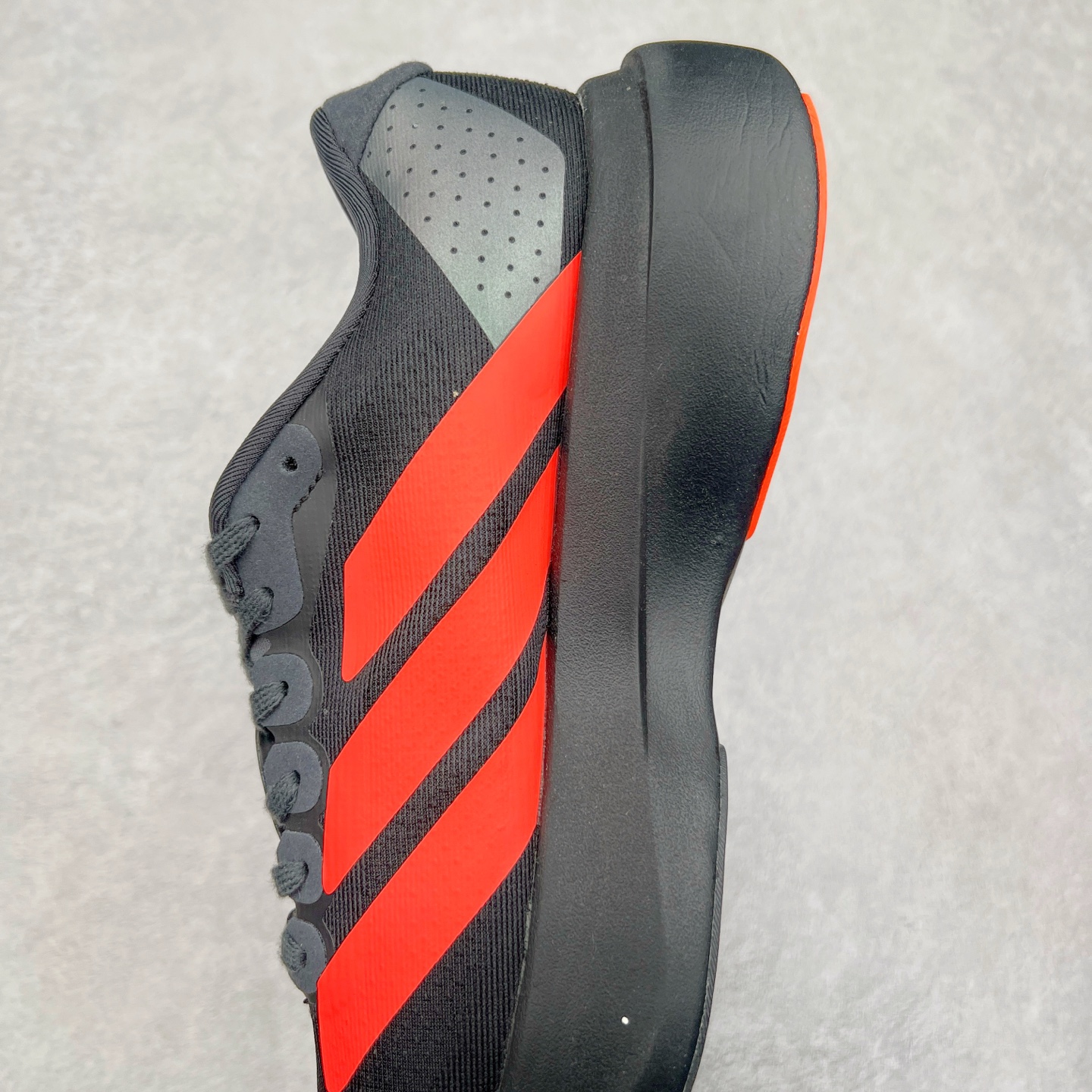 图片[7]-AD Adizero Eva SL M 零度进化版系列低帮轻便透气竞速休闲运动慢跑鞋 JR3414 相信大家对去年 adidas 横空出世的「顶级超跑」adiZero Adios Pro EVO 1 记忆犹新！不仅登顶阿迪史上最轻跑鞋宝座，更在接下来的全球马拉松赛事中，持续书写着惊人成绩，被网友戏称新一代「阿迪神鞋」全网刷屏！极简设计语言与强烈速度感和存在感的鞋侧三线，让人过目不忘，特别种草！其中定位于中长跑训练的 adidas Adizero Evo SL，整体外观造型与 adiZero Adios Pro EVO 1 非常相似。中底配置方面搭载全掌 Lightstrike Pro，鞋面采用透气网面示人，契合日常训练鞋的定位，更加耐用。外底给到了马牌橡胶，及类似上代竞速旗舰 adidas Adizero Adios Pro 3 区域分布。整体看下来无论是外观的鲜明辨识度，还是配置的扎实程度都很顶。尺码：36 36⅔ 37⅓ 38 38⅔ 39⅓ 40 40⅔ 41⅓ 42 42⅔ 43⅓ 44 45-选品中心