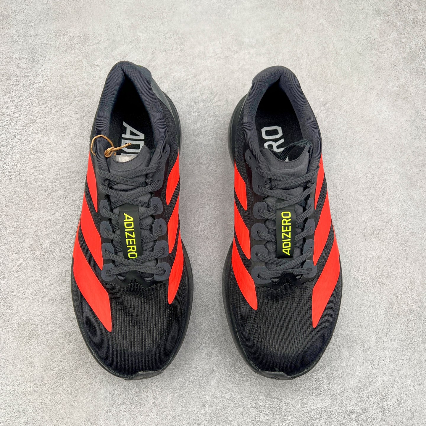 图片[2]-AD Adizero Eva SL M 零度进化版系列低帮轻便透气竞速休闲运动慢跑鞋 JR3414 相信大家对去年 adidas 横空出世的「顶级超跑」adiZero Adios Pro EVO 1 记忆犹新！不仅登顶阿迪史上最轻跑鞋宝座，更在接下来的全球马拉松赛事中，持续书写着惊人成绩，被网友戏称新一代「阿迪神鞋」全网刷屏！极简设计语言与强烈速度感和存在感的鞋侧三线，让人过目不忘，特别种草！其中定位于中长跑训练的 adidas Adizero Evo SL，整体外观造型与 adiZero Adios Pro EVO 1 非常相似。中底配置方面搭载全掌 Lightstrike Pro，鞋面采用透气网面示人，契合日常训练鞋的定位，更加耐用。外底给到了马牌橡胶，及类似上代竞速旗舰 adidas Adizero Adios Pro 3 区域分布。整体看下来无论是外观的鲜明辨识度，还是配置的扎实程度都很顶。尺码：36 36⅔ 37⅓ 38 38⅔ 39⅓ 40 40⅔ 41⅓ 42 42⅔ 43⅓ 44 45-选品中心