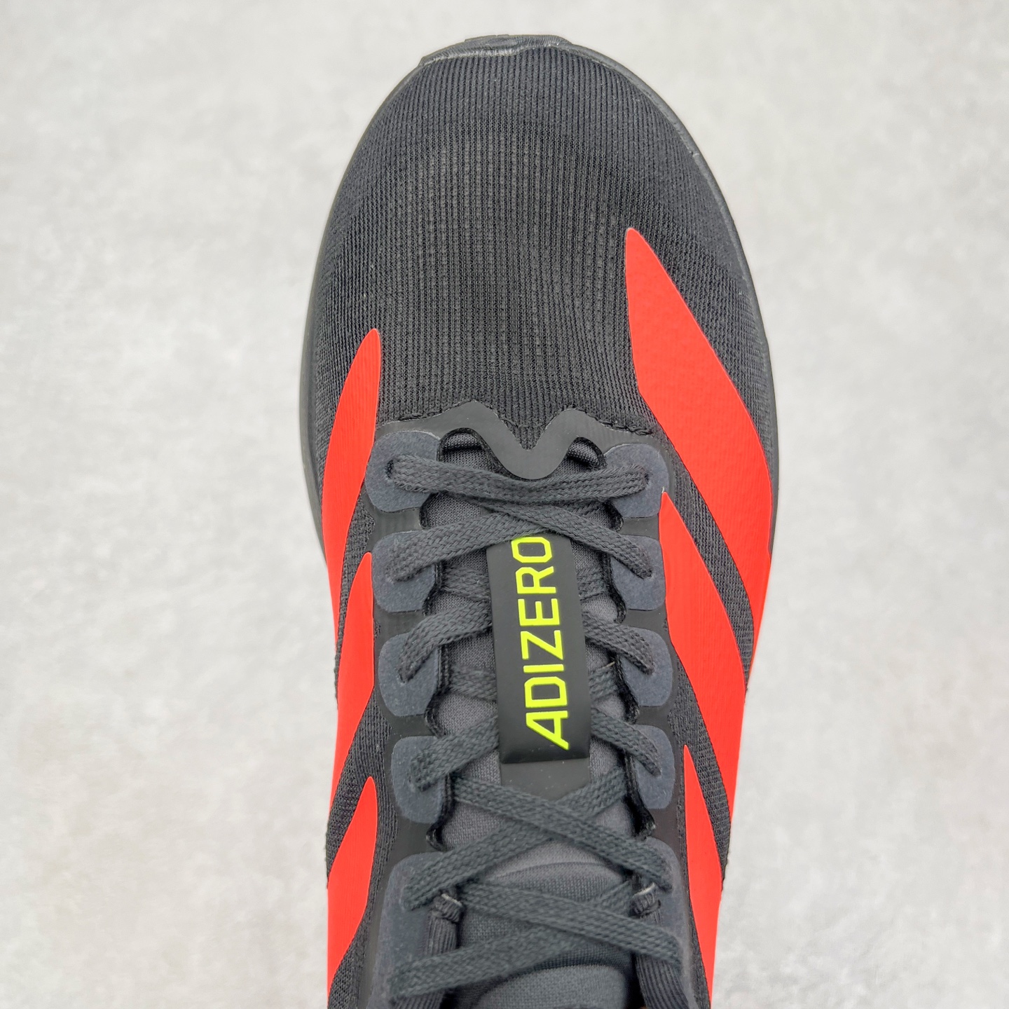 图片[4]-AD Adizero Eva SL M 零度进化版系列低帮轻便透气竞速休闲运动慢跑鞋 JR3414 相信大家对去年 adidas 横空出世的「顶级超跑」adiZero Adios Pro EVO 1 记忆犹新！不仅登顶阿迪史上最轻跑鞋宝座，更在接下来的全球马拉松赛事中，持续书写着惊人成绩，被网友戏称新一代「阿迪神鞋」全网刷屏！极简设计语言与强烈速度感和存在感的鞋侧三线，让人过目不忘，特别种草！其中定位于中长跑训练的 adidas Adizero Evo SL，整体外观造型与 adiZero Adios Pro EVO 1 非常相似。中底配置方面搭载全掌 Lightstrike Pro，鞋面采用透气网面示人，契合日常训练鞋的定位，更加耐用。外底给到了马牌橡胶，及类似上代竞速旗舰 adidas Adizero Adios Pro 3 区域分布。整体看下来无论是外观的鲜明辨识度，还是配置的扎实程度都很顶。尺码：36 36⅔ 37⅓ 38 38⅔ 39⅓ 40 40⅔ 41⅓ 42 42⅔ 43⅓ 44 45-选品中心