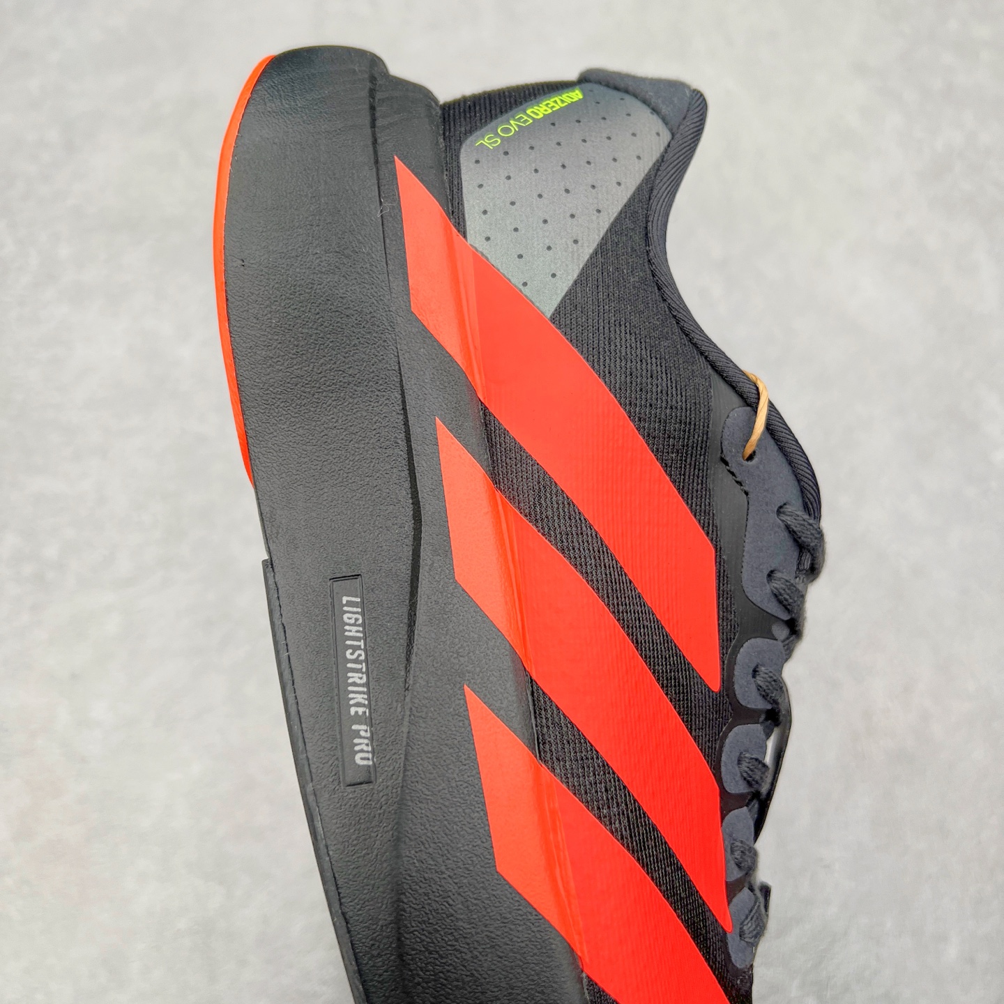 图片[6]-AD Adizero Eva SL M 零度进化版系列低帮轻便透气竞速休闲运动慢跑鞋 JR3414 相信大家对去年 adidas 横空出世的「顶级超跑」adiZero Adios Pro EVO 1 记忆犹新！不仅登顶阿迪史上最轻跑鞋宝座，更在接下来的全球马拉松赛事中，持续书写着惊人成绩，被网友戏称新一代「阿迪神鞋」全网刷屏！极简设计语言与强烈速度感和存在感的鞋侧三线，让人过目不忘，特别种草！其中定位于中长跑训练的 adidas Adizero Evo SL，整体外观造型与 adiZero Adios Pro EVO 1 非常相似。中底配置方面搭载全掌 Lightstrike Pro，鞋面采用透气网面示人，契合日常训练鞋的定位，更加耐用。外底给到了马牌橡胶，及类似上代竞速旗舰 adidas Adizero Adios Pro 3 区域分布。整体看下来无论是外观的鲜明辨识度，还是配置的扎实程度都很顶。尺码：36 36⅔ 37⅓ 38 38⅔ 39⅓ 40 40⅔ 41⅓ 42 42⅔ 43⅓ 44 45-选品中心