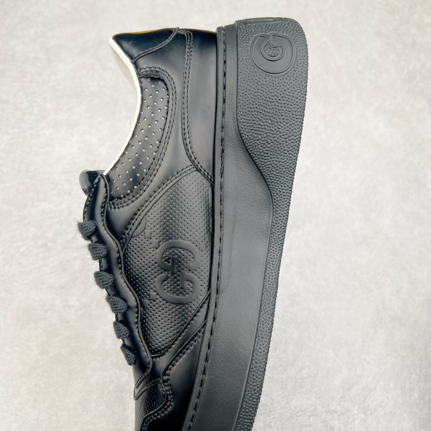 图片[7]-Gucci Chunky B Screener GG 古驰饼干鞋运动休闲鞋系列 纯原级别 原版盒子 官方一致原版 原标原盒 官方全套配件 原装雪梨形超软沙绒纸团 手工上线 不开胶 该品牌鞋款在制作中使用的是环保植物胶水 采用版凝胶技术(空胶工艺）存在一些缝隙属于正常现象 不用担心会影响到您的正常使用效果 采用厚底结构 巧妙运用外观设计、配色和材质三重元素 展现出复古风范 别致的橡胶鞋底 搭配米色和乌木色经典GG帆布鞋身及同色调皮革滚边 突显时尚大气的品味 尺码：35 36 37 38 39 40 41 42 43 44 45-选品中心