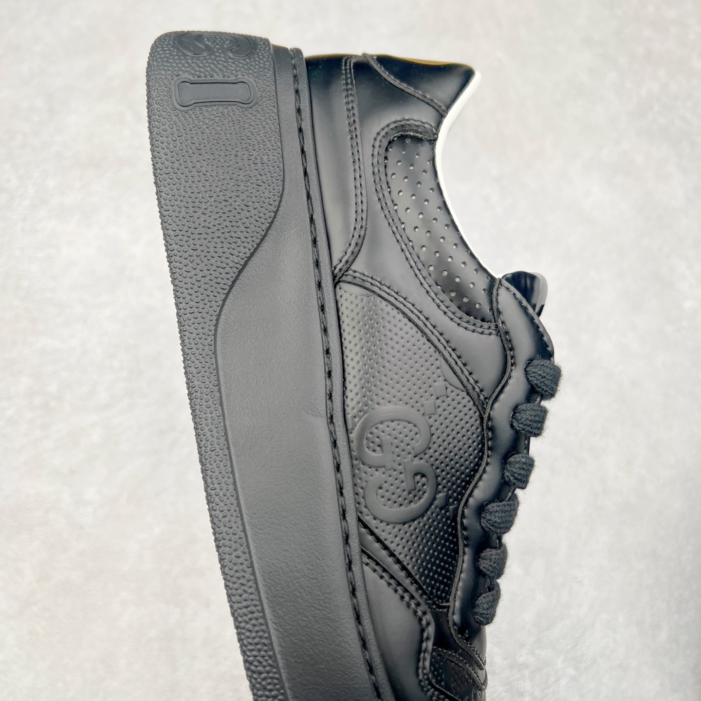 图片[6]-Gucci Chunky B Screener GG 古驰饼干鞋运动休闲鞋系列 纯原级别 原版盒子 官方一致原版 原标原盒 官方全套配件 原装雪梨形超软沙绒纸团 手工上线 不开胶 该品牌鞋款在制作中使用的是环保植物胶水 采用版凝胶技术(空胶工艺）存在一些缝隙属于正常现象 不用担心会影响到您的正常使用效果 采用厚底结构 巧妙运用外观设计、配色和材质三重元素 展现出复古风范 别致的橡胶鞋底 搭配米色和乌木色经典GG帆布鞋身及同色调皮革滚边 突显时尚大气的品味 尺码：35 36 37 38 39 40 41 42 43 44 45-选品中心