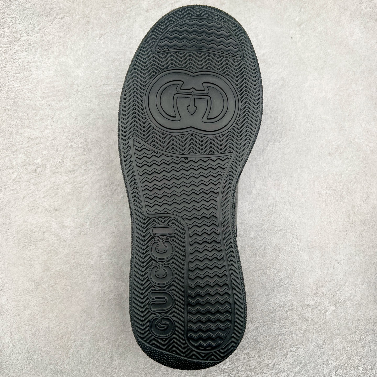 图片[9]-Gucci Chunky B Screener GG 古驰饼干鞋运动休闲鞋系列 纯原级别 原版盒子 官方一致原版 原标原盒 官方全套配件 原装雪梨形超软沙绒纸团 手工上线 不开胶 该品牌鞋款在制作中使用的是环保植物胶水 采用版凝胶技术(空胶工艺）存在一些缝隙属于正常现象 不用担心会影响到您的正常使用效果 采用厚底结构 巧妙运用外观设计、配色和材质三重元素 展现出复古风范 别致的橡胶鞋底 搭配米色和乌木色经典GG帆布鞋身及同色调皮革滚边 突显时尚大气的品味 尺码：35 36 37 38 39 40 41 42 43 44 45-选品中心