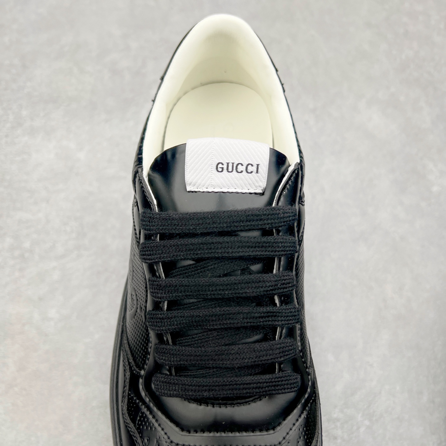 图片[5]-Gucci Chunky B Screener GG 古驰饼干鞋运动休闲鞋系列 纯原级别 原版盒子 官方一致原版 原标原盒 官方全套配件 原装雪梨形超软沙绒纸团 手工上线 不开胶 该品牌鞋款在制作中使用的是环保植物胶水 采用版凝胶技术(空胶工艺）存在一些缝隙属于正常现象 不用担心会影响到您的正常使用效果 采用厚底结构 巧妙运用外观设计、配色和材质三重元素 展现出复古风范 别致的橡胶鞋底 搭配米色和乌木色经典GG帆布鞋身及同色调皮革滚边 突显时尚大气的品味 尺码：35 36 37 38 39 40 41 42 43 44 45-选品中心