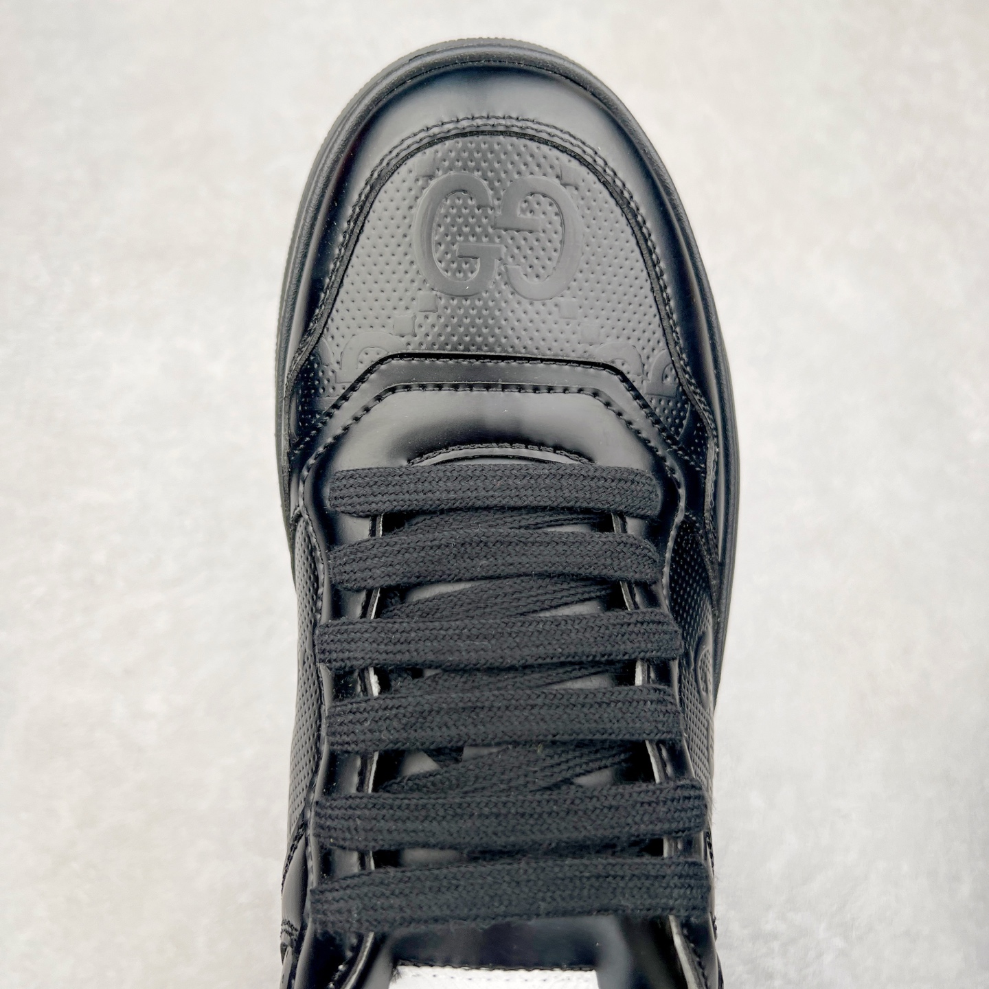 图片[4]-Gucci Chunky B Screener GG 古驰饼干鞋运动休闲鞋系列 纯原级别 原版盒子 官方一致原版 原标原盒 官方全套配件 原装雪梨形超软沙绒纸团 手工上线 不开胶 该品牌鞋款在制作中使用的是环保植物胶水 采用版凝胶技术(空胶工艺）存在一些缝隙属于正常现象 不用担心会影响到您的正常使用效果 采用厚底结构 巧妙运用外观设计、配色和材质三重元素 展现出复古风范 别致的橡胶鞋底 搭配米色和乌木色经典GG帆布鞋身及同色调皮革滚边 突显时尚大气的品味 尺码：35 36 37 38 39 40 41 42 43 44 45-选品中心