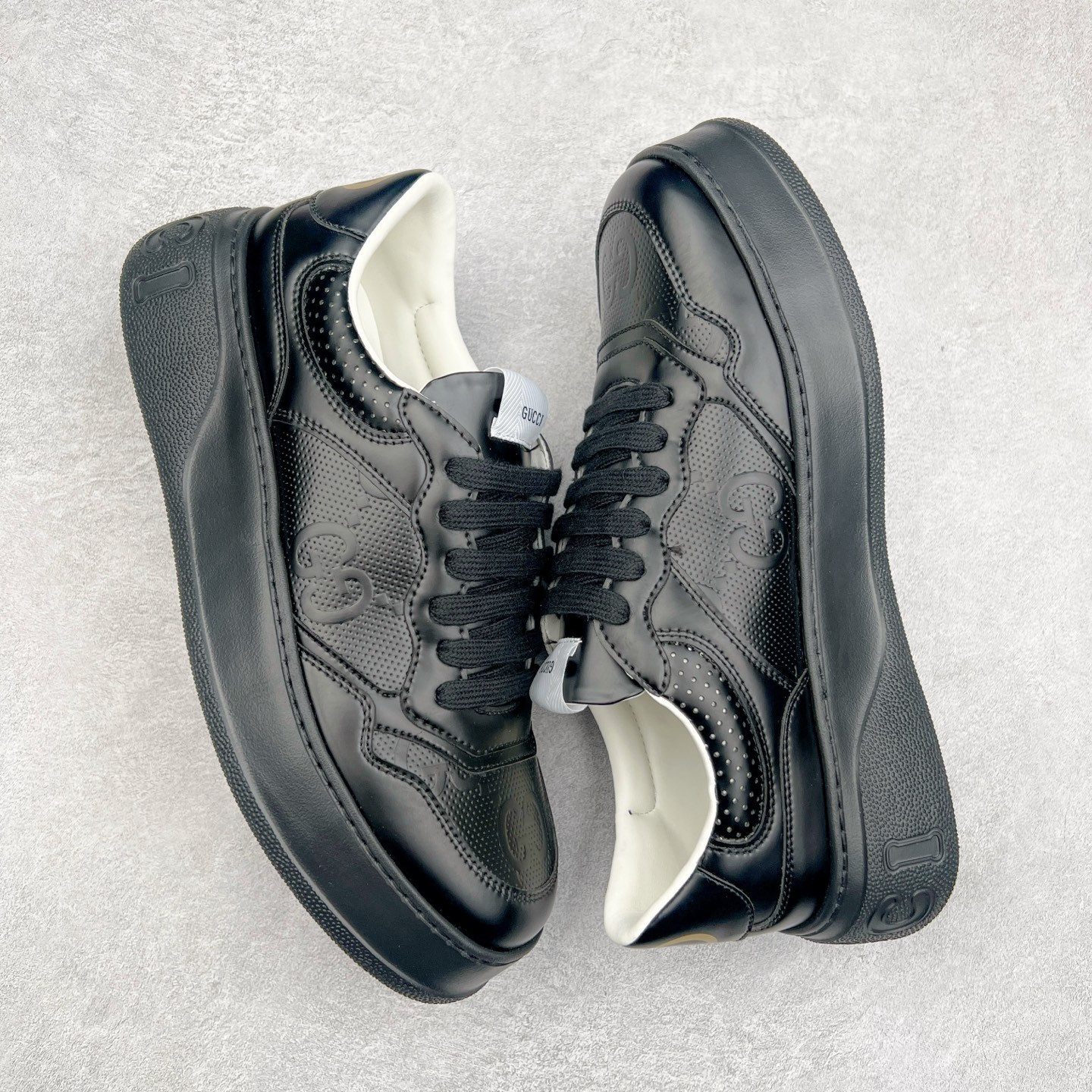 图片[3]-Gucci Chunky B Screener GG 古驰饼干鞋运动休闲鞋系列 纯原级别 原版盒子 官方一致原版 原标原盒 官方全套配件 原装雪梨形超软沙绒纸团 手工上线 不开胶 该品牌鞋款在制作中使用的是环保植物胶水 采用版凝胶技术(空胶工艺）存在一些缝隙属于正常现象 不用担心会影响到您的正常使用效果 采用厚底结构 巧妙运用外观设计、配色和材质三重元素 展现出复古风范 别致的橡胶鞋底 搭配米色和乌木色经典GG帆布鞋身及同色调皮革滚边 突显时尚大气的品味 尺码：35 36 37 38 39 40 41 42 43 44 45-选品中心